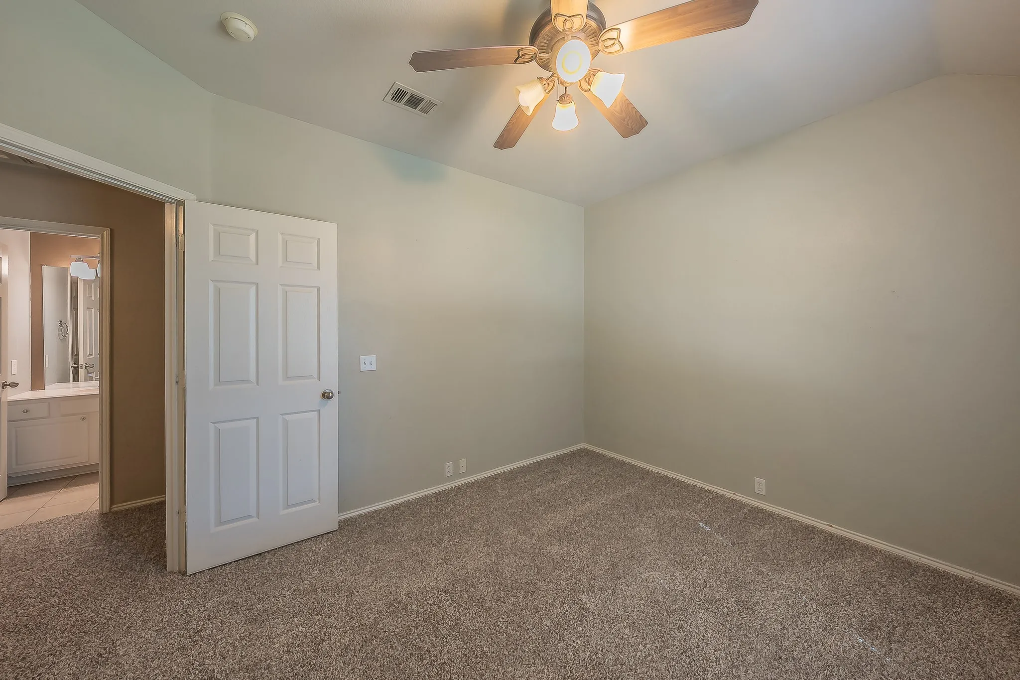 Single Family Residence For Sale in Tarrant County , 3001 Saint Lynda Drive, Mansfield, Texas 76063, 5 Bedroom, 4 Bathroom, 3 Garage spaces, 3,381 Sqft, built in 2002, mls#21260785, Real Estate Agent in Mansfield, Homes For Sale in Tarrant county, Homes For Sale in Mansfield, Realtor in Mansfield Texas, Real Estate Brokerage Independent Realty Texas, Luminita Cordes Realtor