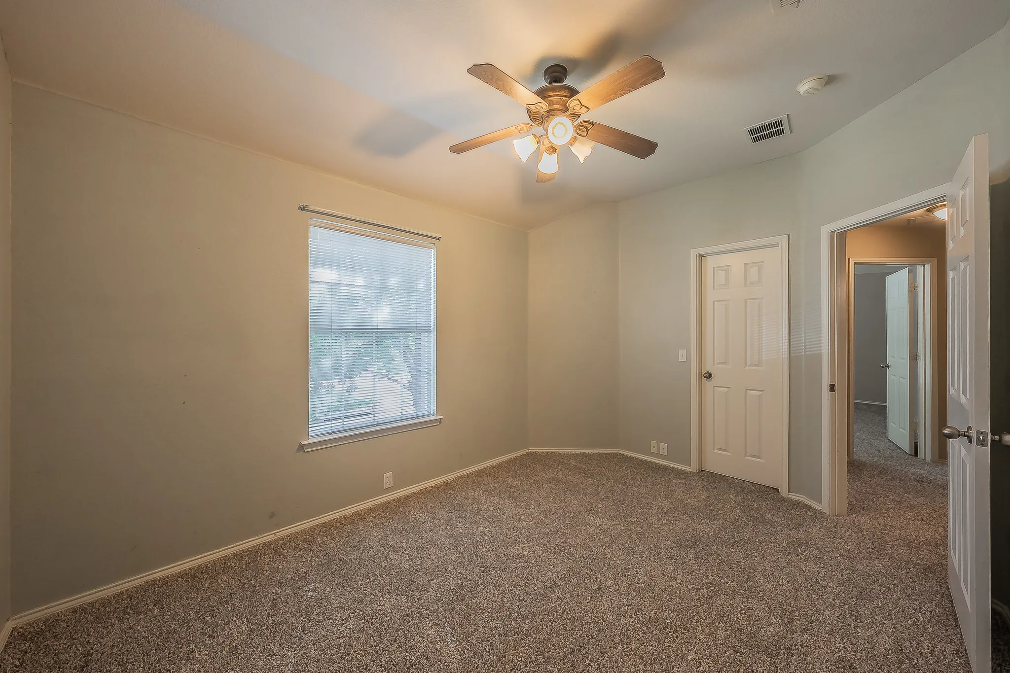 Single Family Residence For Sale in Tarrant County , 3001 Saint Lynda Drive, Mansfield, Texas 76063, 5 Bedroom, 4 Bathroom, 3 Garage spaces, 3,381 Sqft, built in 2002, mls#21260785, Real Estate Agent in Mansfield, Homes For Sale in Tarrant county, Homes For Sale in Mansfield, Realtor in Mansfield Texas, Real Estate Brokerage Independent Realty Texas, Luminita Cordes Realtor