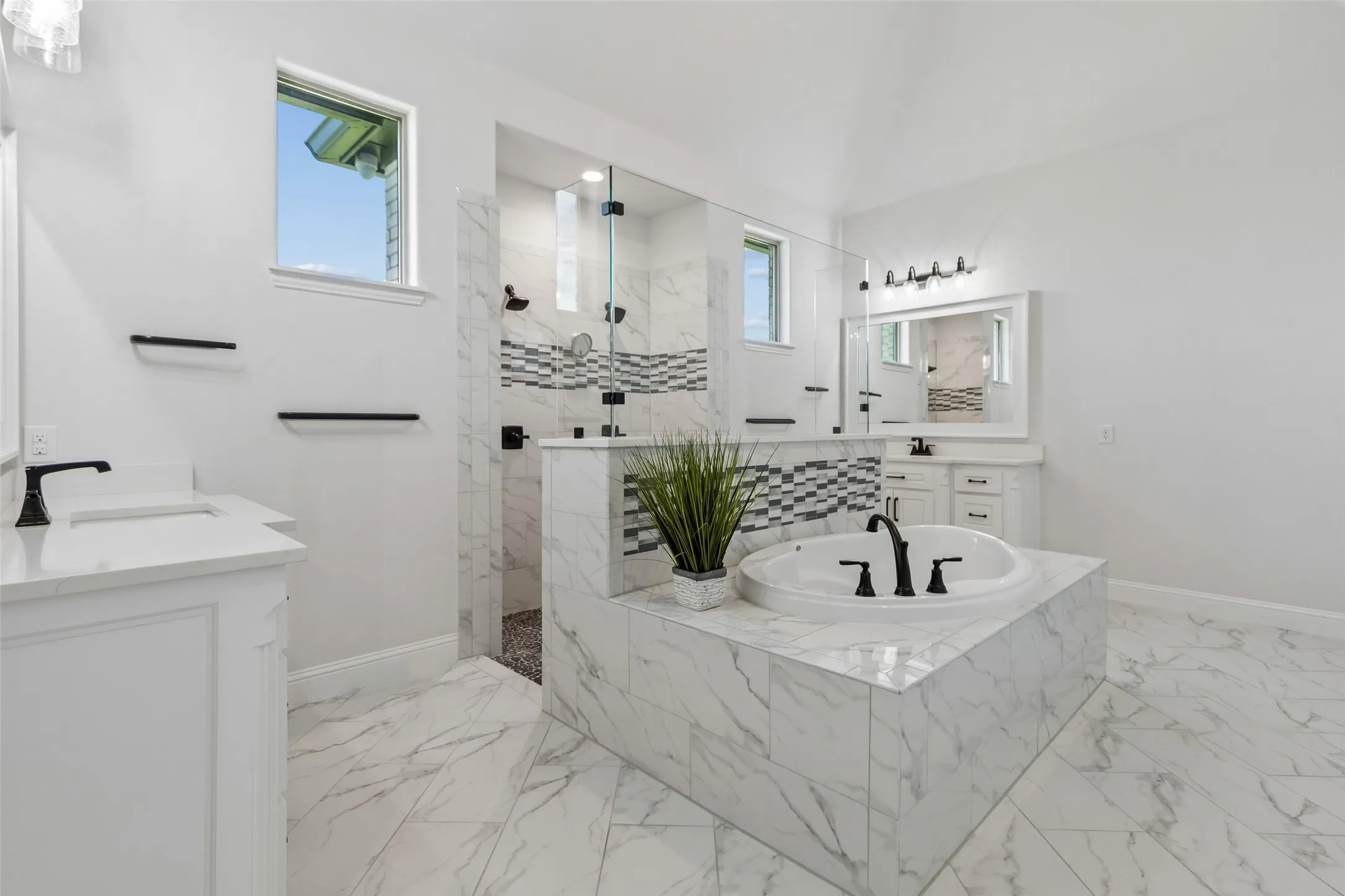Single Family Residence For Sale in Parker County , 1107 Pioneer Crossing, Weatherford, Texas 76088, 5 Bedroom, 3 Bathroom, 3 Garage spaces, 2,563 Sqft, built in 2021, mls#21313929, Real Estate Agent in Weatherford, Homes For Sale in Parker county, Homes For Sale in Weatherford, Realtor in Weatherford Texas, Real Estate Brokerage Independent Realty Texas, Luminita Cordes Realtor