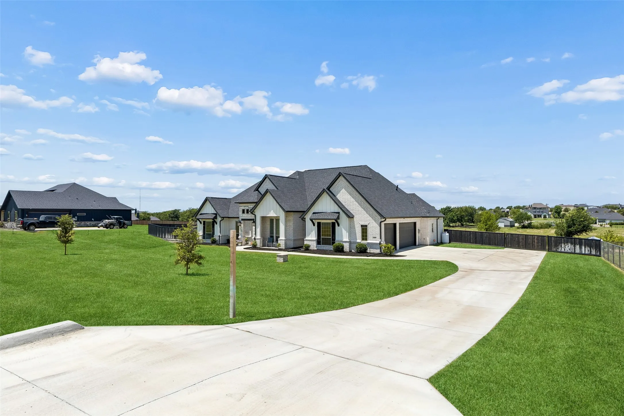 Single Family Residence For Sale in Parker County , 1107 Pioneer Crossing, Weatherford, Texas 76088, 5 Bedroom, 3 Bathroom, 3 Garage spaces, 2,563 Sqft, built in 2021, mls#21313929, Real Estate Agent in Weatherford, Homes For Sale in Parker county, Homes For Sale in Weatherford, Realtor in Weatherford Texas, Real Estate Brokerage Independent Realty Texas, Luminita Cordes Realtor