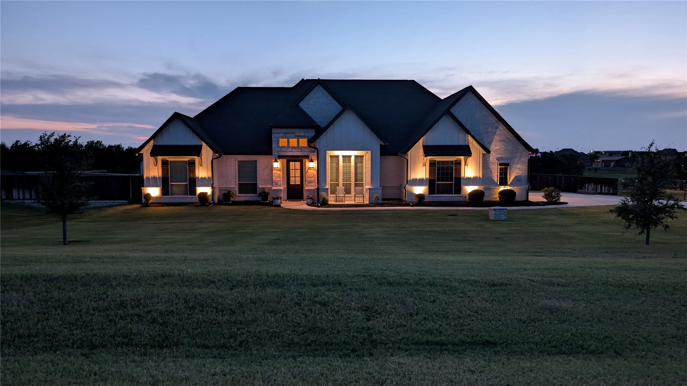 Single Family Residence For Sale in Parker County , 1107 Pioneer Crossing, Weatherford, Texas 76088, 5 Bedroom, 3 Bathroom, 3 Garage spaces, 2,563 Sqft, built in 2021, mls#21313929, Real Estate Agent in Weatherford, Homes For Sale in Parker county, Homes For Sale in Weatherford, Realtor in Weatherford Texas, Real Estate Brokerage Independent Realty Texas, Luminita Cordes Realtor