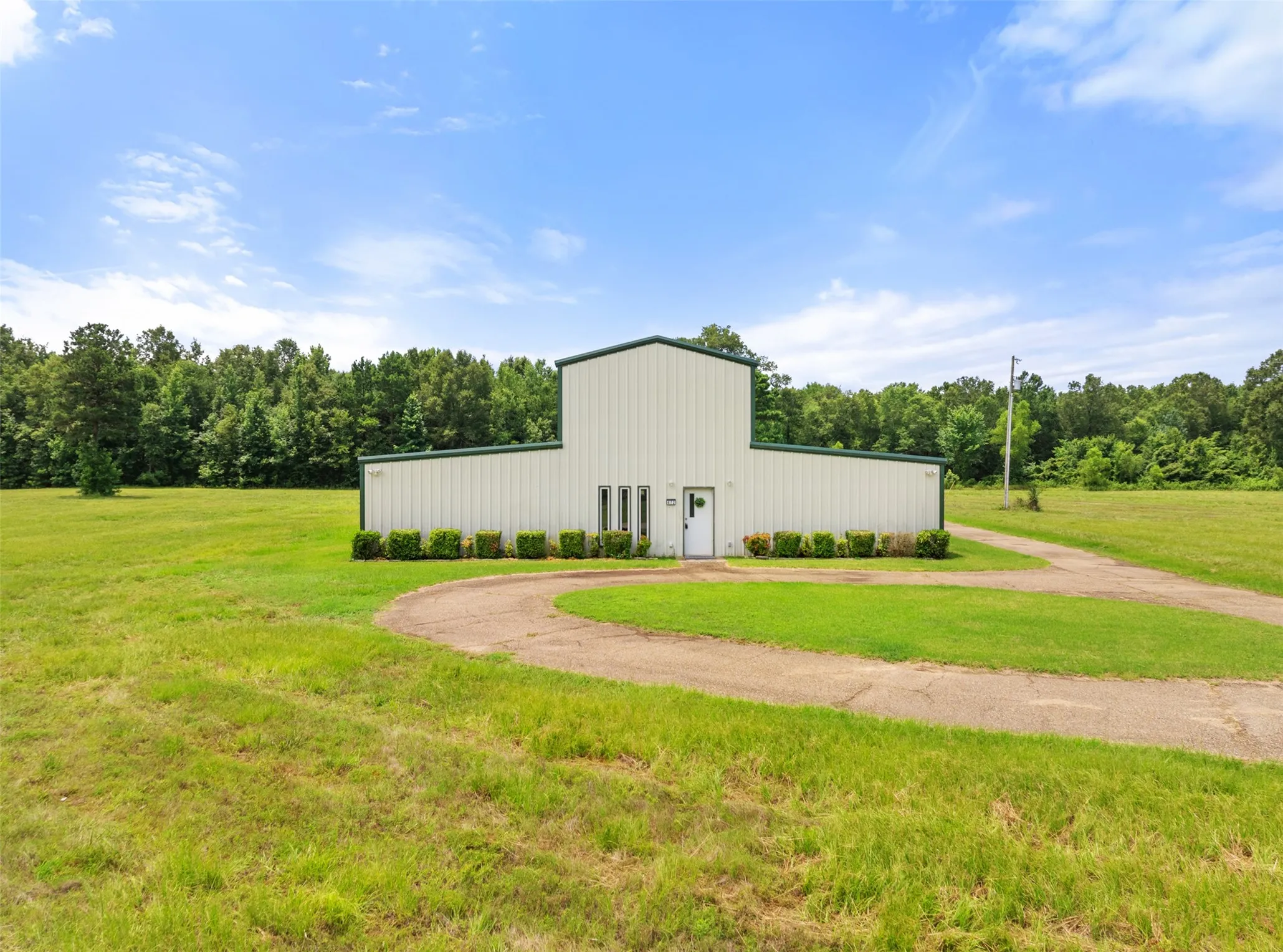 Farm For Sale in Titus County , 672 County Road 4960, Pittsburg, Texas 75686, 3 Bedroom, 2 Bathroom, Garage spaces, 4,800 Sqft, built in 2013, mls#21319548, Real Estate Agent in Pittsburg, Homes For Sale in Titus county, Homes For Sale in Pittsburg, Realtor in Pittsburg Texas, Real Estate Brokerage Independent Realty Texas, Luminita Cordes Realtor