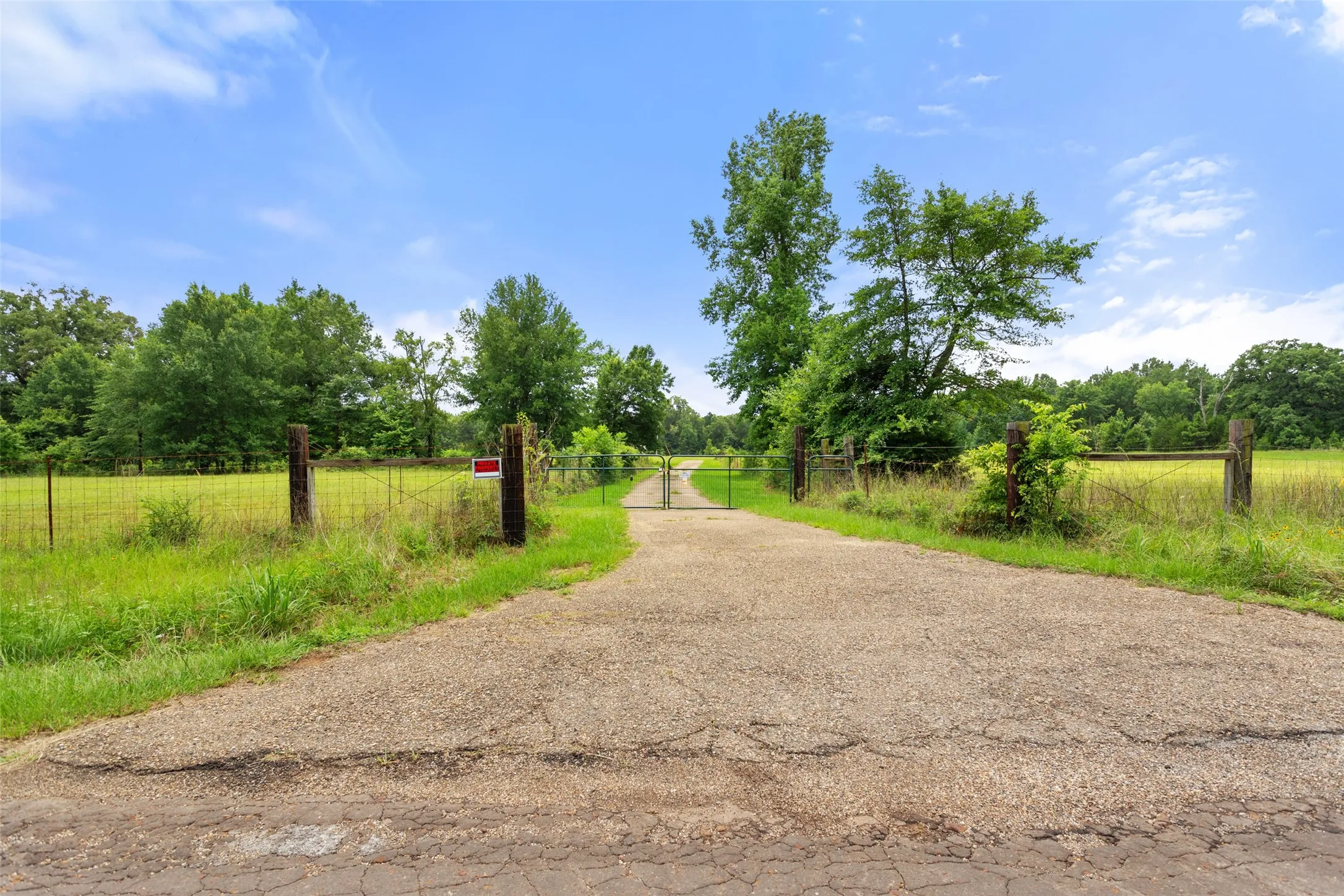 Farm For Sale in Titus County , 672 County Road 4960, Pittsburg, Texas 75686, 3 Bedroom, 2 Bathroom, Garage spaces, 4,800 Sqft, built in 2013, mls#21319548, Real Estate Agent in Pittsburg, Homes For Sale in Titus county, Homes For Sale in Pittsburg, Realtor in Pittsburg Texas, Real Estate Brokerage Independent Realty Texas, Luminita Cordes Realtor