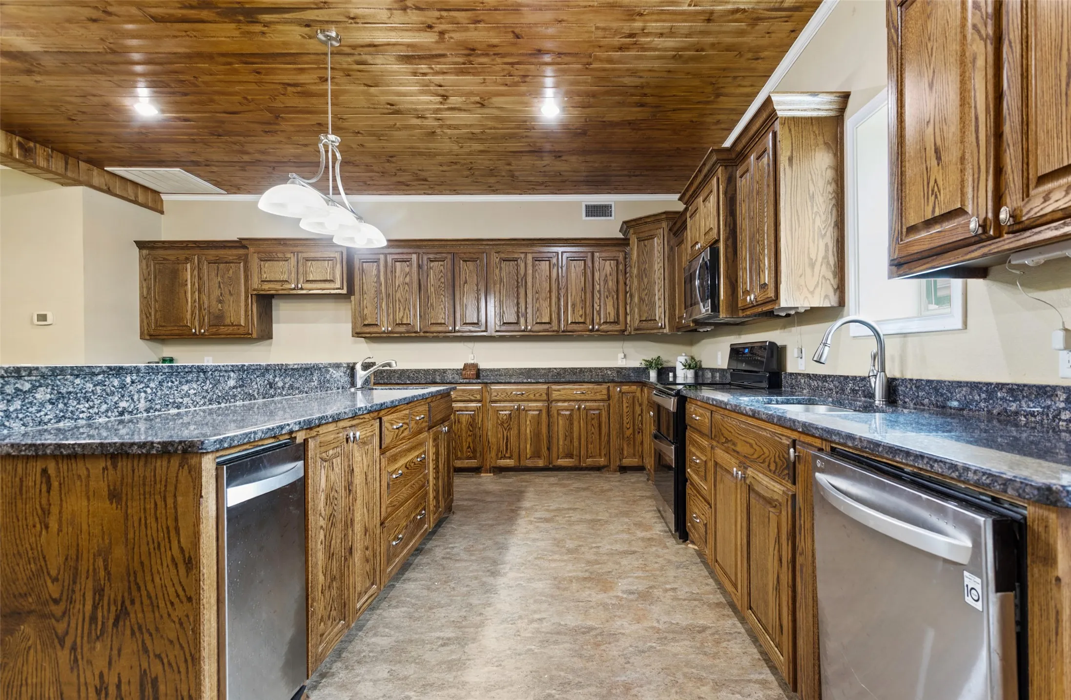 Farm For Sale in Titus County , 672 County Road 4960, Pittsburg, Texas 75686, 3 Bedroom, 2 Bathroom, Garage spaces, 4,800 Sqft, built in 2013, mls#21319548, Real Estate Agent in Pittsburg, Homes For Sale in Titus county, Homes For Sale in Pittsburg, Realtor in Pittsburg Texas, Real Estate Brokerage Independent Realty Texas, Luminita Cordes Realtor