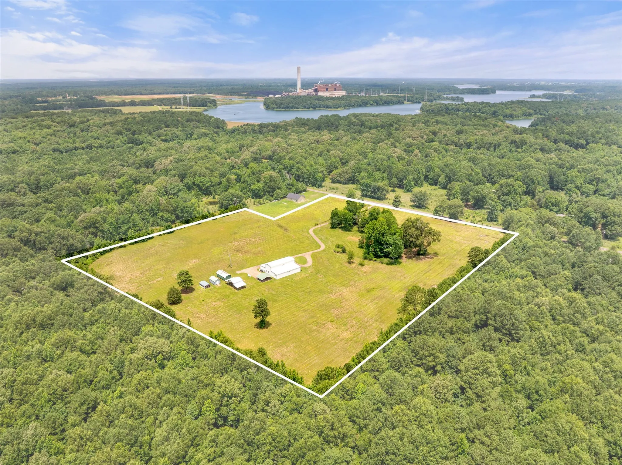 Farm For Sale in Titus County , 672 County Road 4960, Pittsburg, Texas 75686, 3 Bedroom, 2 Bathroom, Garage spaces, 4,800 Sqft, built in 2013, mls#21319548, Real Estate Agent in Pittsburg, Homes For Sale in Titus county, Homes For Sale in Pittsburg, Realtor in Pittsburg Texas, Real Estate Brokerage Independent Realty Texas, Luminita Cordes Realtor