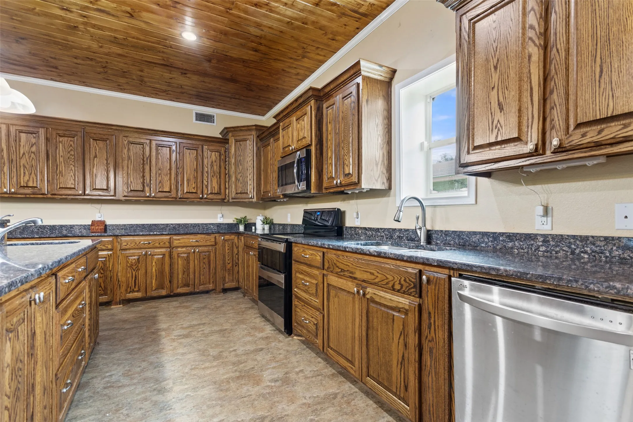 Farm For Sale in Titus County , 672 County Road 4960, Pittsburg, Texas 75686, 3 Bedroom, 2 Bathroom, Garage spaces, 4,800 Sqft, built in 2013, mls#21319548, Real Estate Agent in Pittsburg, Homes For Sale in Titus county, Homes For Sale in Pittsburg, Realtor in Pittsburg Texas, Real Estate Brokerage Independent Realty Texas, Luminita Cordes Realtor