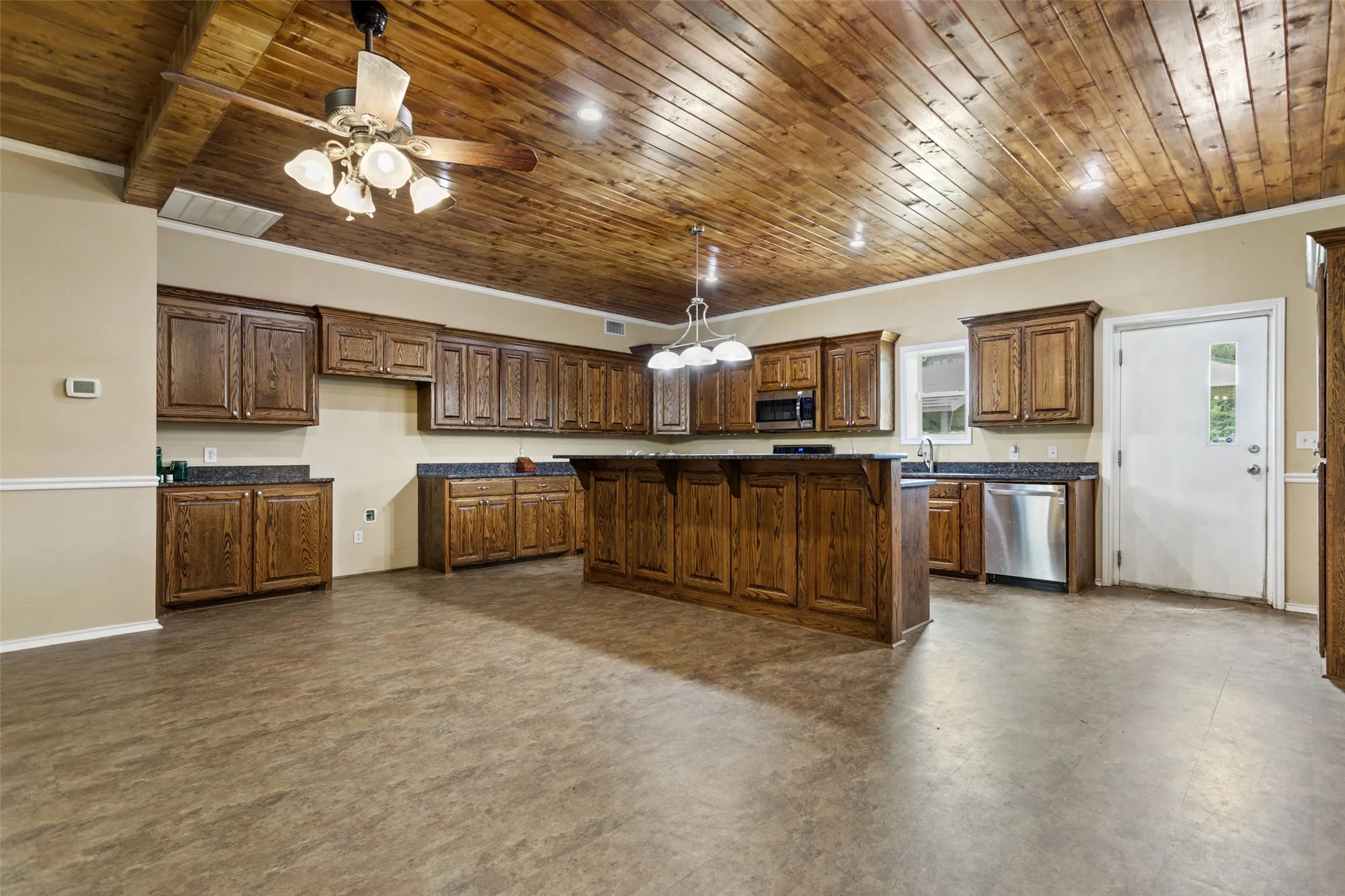 Farm For Sale in Titus County , 672 County Road 4960, Pittsburg, Texas 75686, 3 Bedroom, 2 Bathroom, Garage spaces, 4,800 Sqft, built in 2013, mls#21319548, Real Estate Agent in Pittsburg, Homes For Sale in Titus county, Homes For Sale in Pittsburg, Realtor in Pittsburg Texas, Real Estate Brokerage Independent Realty Texas, Luminita Cordes Realtor