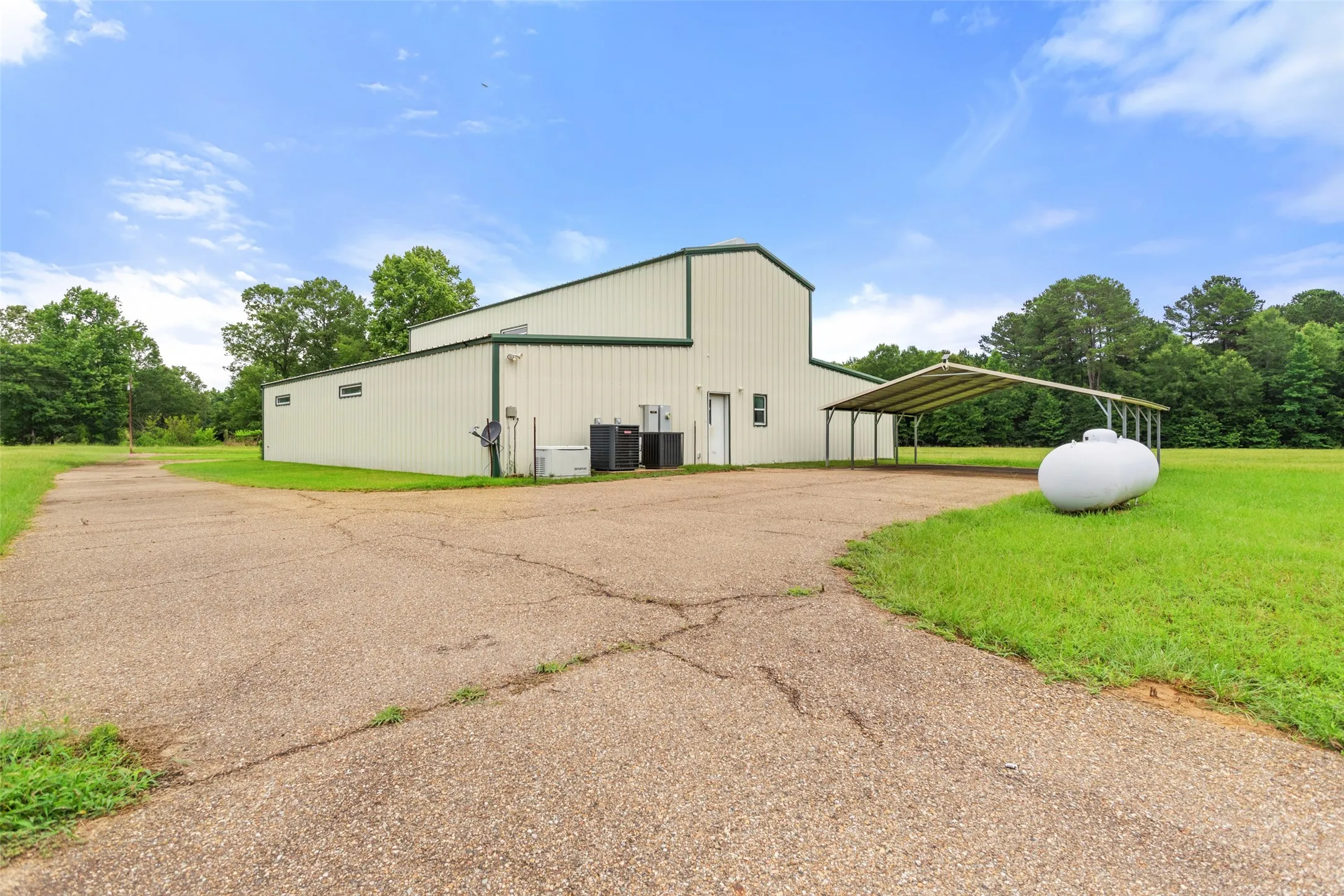 Farm For Sale in Titus County , 672 County Road 4960, Pittsburg, Texas 75686, 3 Bedroom, 2 Bathroom, Garage spaces, 4,800 Sqft, built in 2013, mls#21319548, Real Estate Agent in Pittsburg, Homes For Sale in Titus county, Homes For Sale in Pittsburg, Realtor in Pittsburg Texas, Real Estate Brokerage Independent Realty Texas, Luminita Cordes Realtor