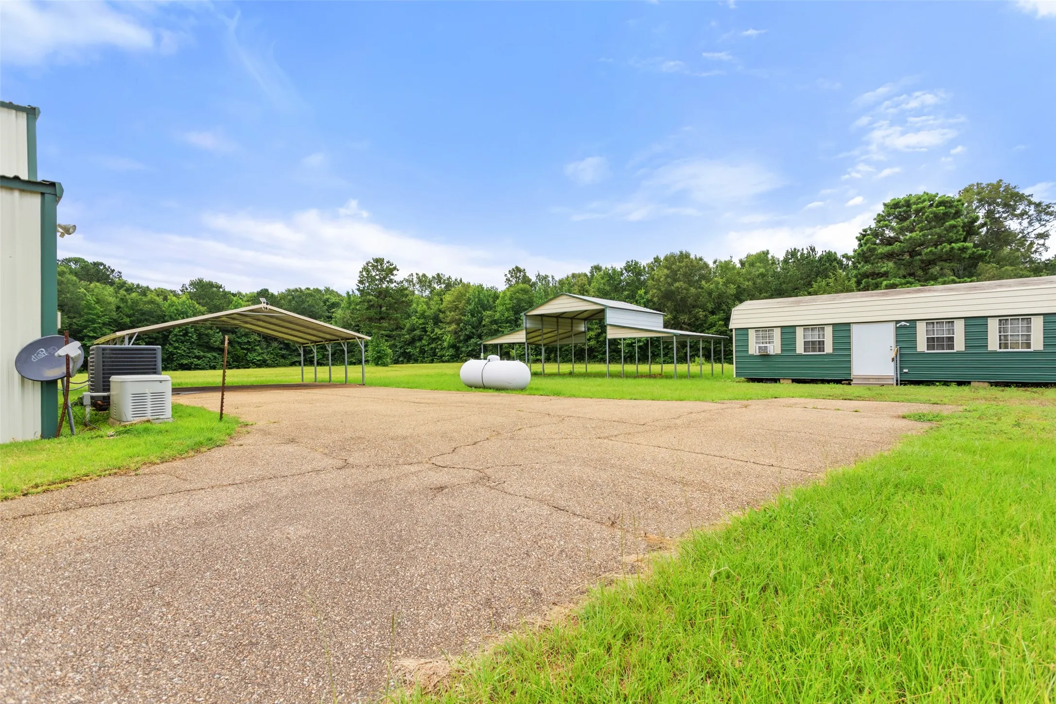 Farm For Sale in Titus County , 672 County Road 4960, Pittsburg, Texas 75686, 3 Bedroom, 2 Bathroom, Garage spaces, 4,800 Sqft, built in 2013, mls#21319548, Real Estate Agent in Pittsburg, Homes For Sale in Titus county, Homes For Sale in Pittsburg, Realtor in Pittsburg Texas, Real Estate Brokerage Independent Realty Texas, Luminita Cordes Realtor