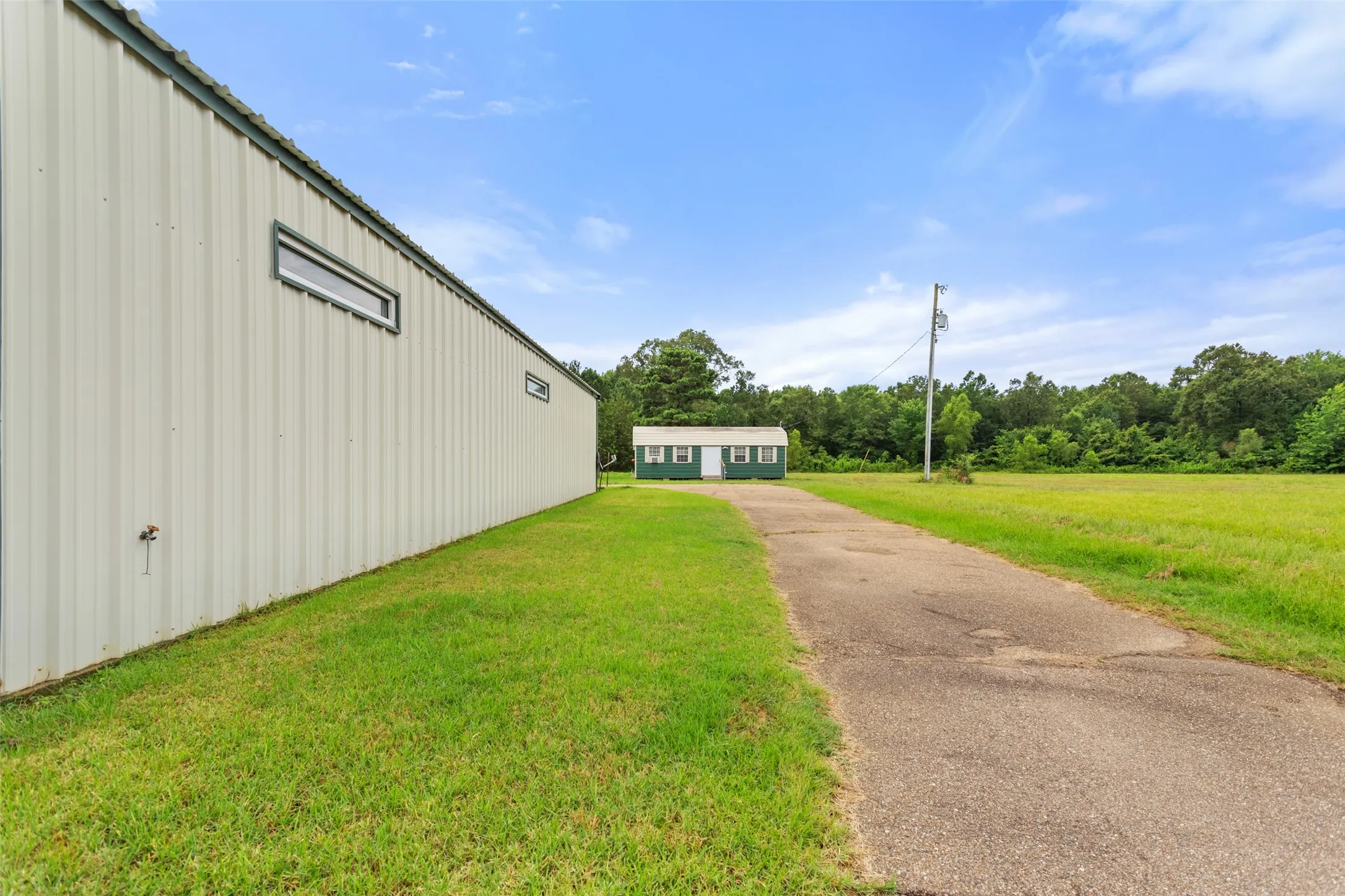 Farm For Sale in Titus County , 672 County Road 4960, Pittsburg, Texas 75686, 3 Bedroom, 2 Bathroom, Garage spaces, 4,800 Sqft, built in 2013, mls#21319548, Real Estate Agent in Pittsburg, Homes For Sale in Titus county, Homes For Sale in Pittsburg, Realtor in Pittsburg Texas, Real Estate Brokerage Independent Realty Texas, Luminita Cordes Realtor