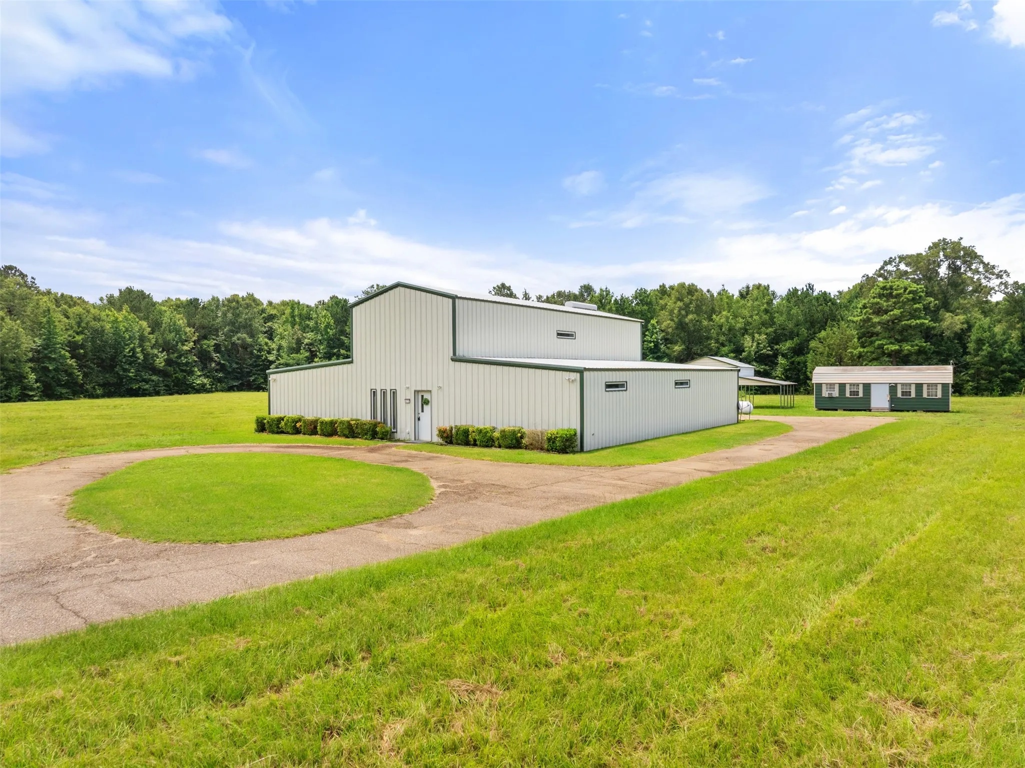 Farm For Sale in Titus County , 672 County Road 4960, Pittsburg, Texas 75686, 3 Bedroom, 2 Bathroom, Garage spaces, 4,800 Sqft, built in 2013, mls#21319548, Real Estate Agent in Pittsburg, Homes For Sale in Titus county, Homes For Sale in Pittsburg, Realtor in Pittsburg Texas, Real Estate Brokerage Independent Realty Texas, Luminita Cordes Realtor
