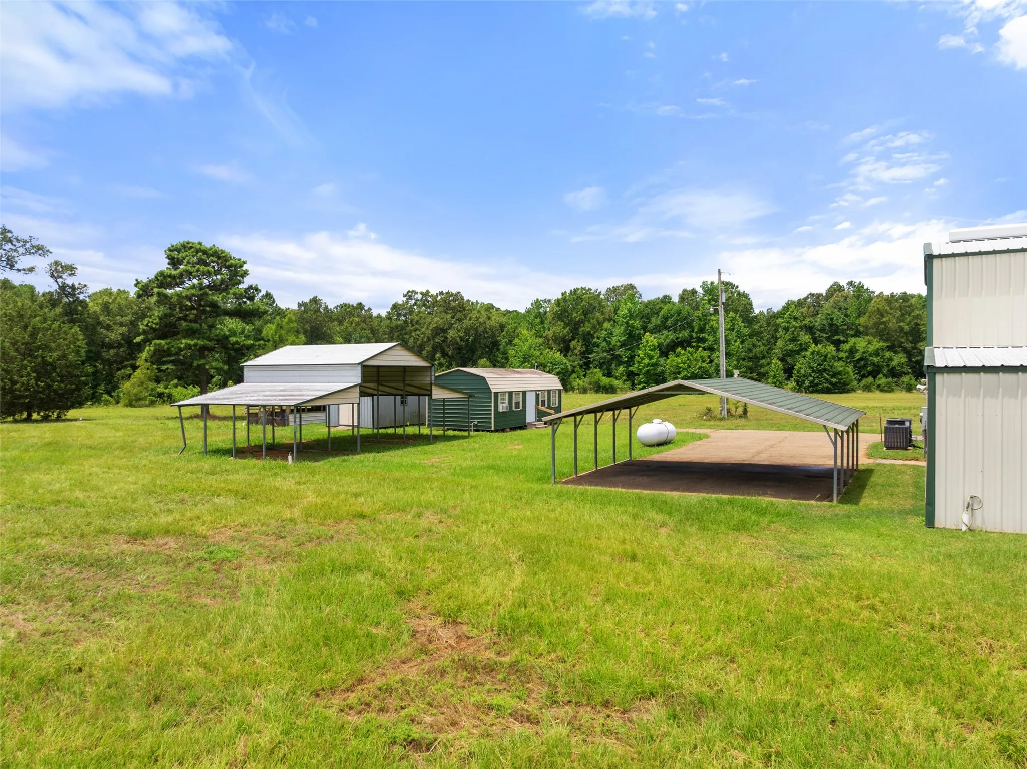 Farm For Sale in Titus County , 672 County Road 4960, Pittsburg, Texas 75686, 3 Bedroom, 2 Bathroom, Garage spaces, 4,800 Sqft, built in 2013, mls#21319548, Real Estate Agent in Pittsburg, Homes For Sale in Titus county, Homes For Sale in Pittsburg, Realtor in Pittsburg Texas, Real Estate Brokerage Independent Realty Texas, Luminita Cordes Realtor