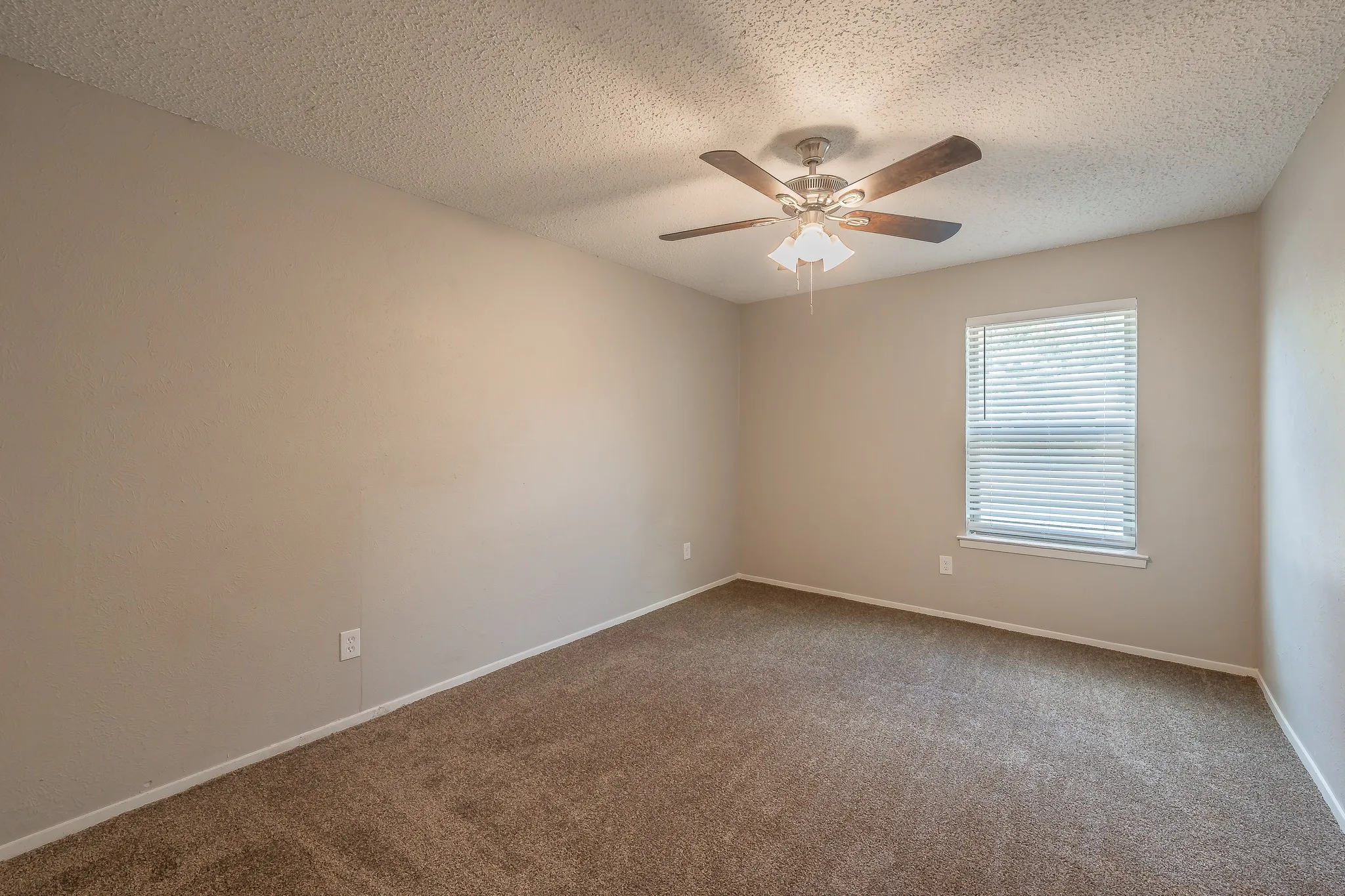 Single Family Residence For Sale in Tarrant County , 717 Blue Ridge Trail, Saginaw, Texas 76179, 3 Bedroom, 2 Bathroom, 2 Garage spaces, 1,398 Sqft, built in 1974, mls#21319558, Real Estate Agent in Saginaw, Homes For Sale in Tarrant county, Homes For Sale in Saginaw, Realtor in Saginaw Texas, Real Estate Brokerage Independent Realty Texas, Luminita Cordes Realtor