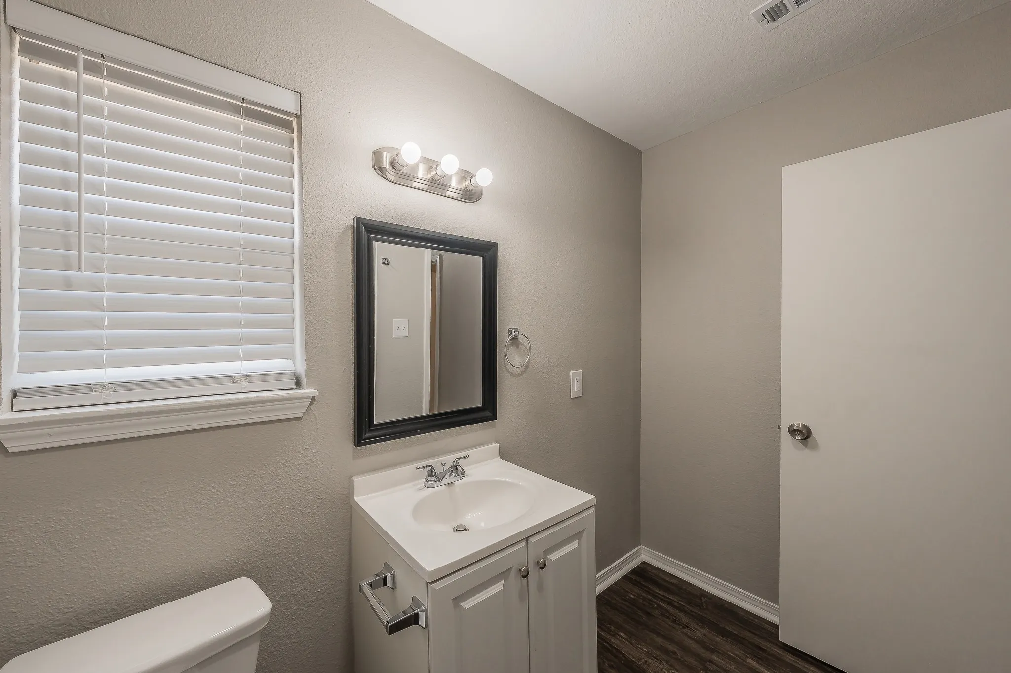Single Family Residence For Sale in Tarrant County , 717 Blue Ridge Trail, Saginaw, Texas 76179, 3 Bedroom, 2 Bathroom, 2 Garage spaces, 1,398 Sqft, built in 1974, mls#21319558, Real Estate Agent in Saginaw, Homes For Sale in Tarrant county, Homes For Sale in Saginaw, Realtor in Saginaw Texas, Real Estate Brokerage Independent Realty Texas, Luminita Cordes Realtor