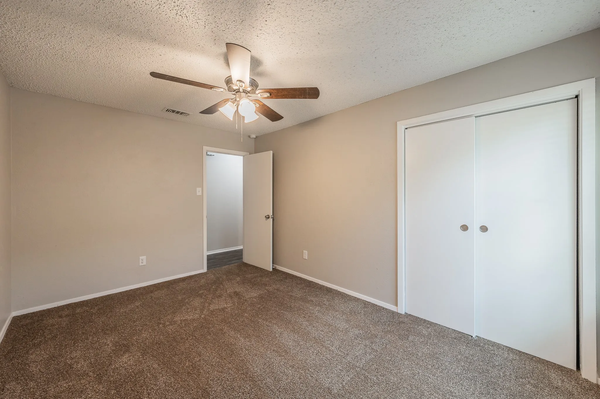 Single Family Residence For Sale in Tarrant County , 717 Blue Ridge Trail, Saginaw, Texas 76179, 3 Bedroom, 2 Bathroom, 2 Garage spaces, 1,398 Sqft, built in 1974, mls#21319558, Real Estate Agent in Saginaw, Homes For Sale in Tarrant county, Homes For Sale in Saginaw, Realtor in Saginaw Texas, Real Estate Brokerage Independent Realty Texas, Luminita Cordes Realtor