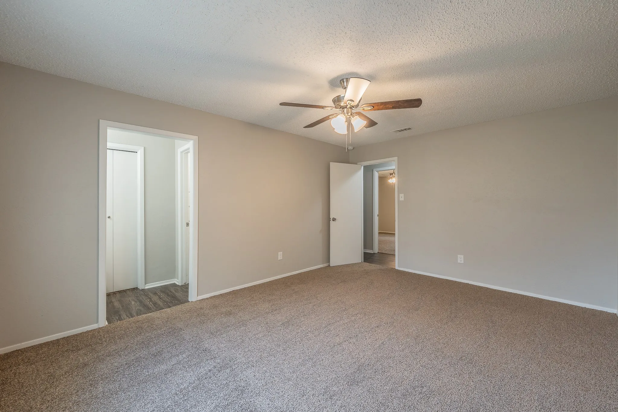 Single Family Residence For Sale in Tarrant County , 717 Blue Ridge Trail, Saginaw, Texas 76179, 3 Bedroom, 2 Bathroom, 2 Garage spaces, 1,398 Sqft, built in 1974, mls#21319558, Real Estate Agent in Saginaw, Homes For Sale in Tarrant county, Homes For Sale in Saginaw, Realtor in Saginaw Texas, Real Estate Brokerage Independent Realty Texas, Luminita Cordes Realtor
