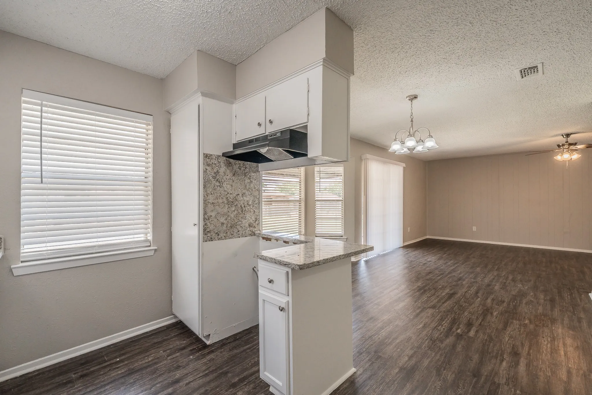 Single Family Residence For Sale in Tarrant County , 717 Blue Ridge Trail, Saginaw, Texas 76179, 3 Bedroom, 2 Bathroom, 2 Garage spaces, 1,398 Sqft, built in 1974, mls#21319558, Real Estate Agent in Saginaw, Homes For Sale in Tarrant county, Homes For Sale in Saginaw, Realtor in Saginaw Texas, Real Estate Brokerage Independent Realty Texas, Luminita Cordes Realtor
