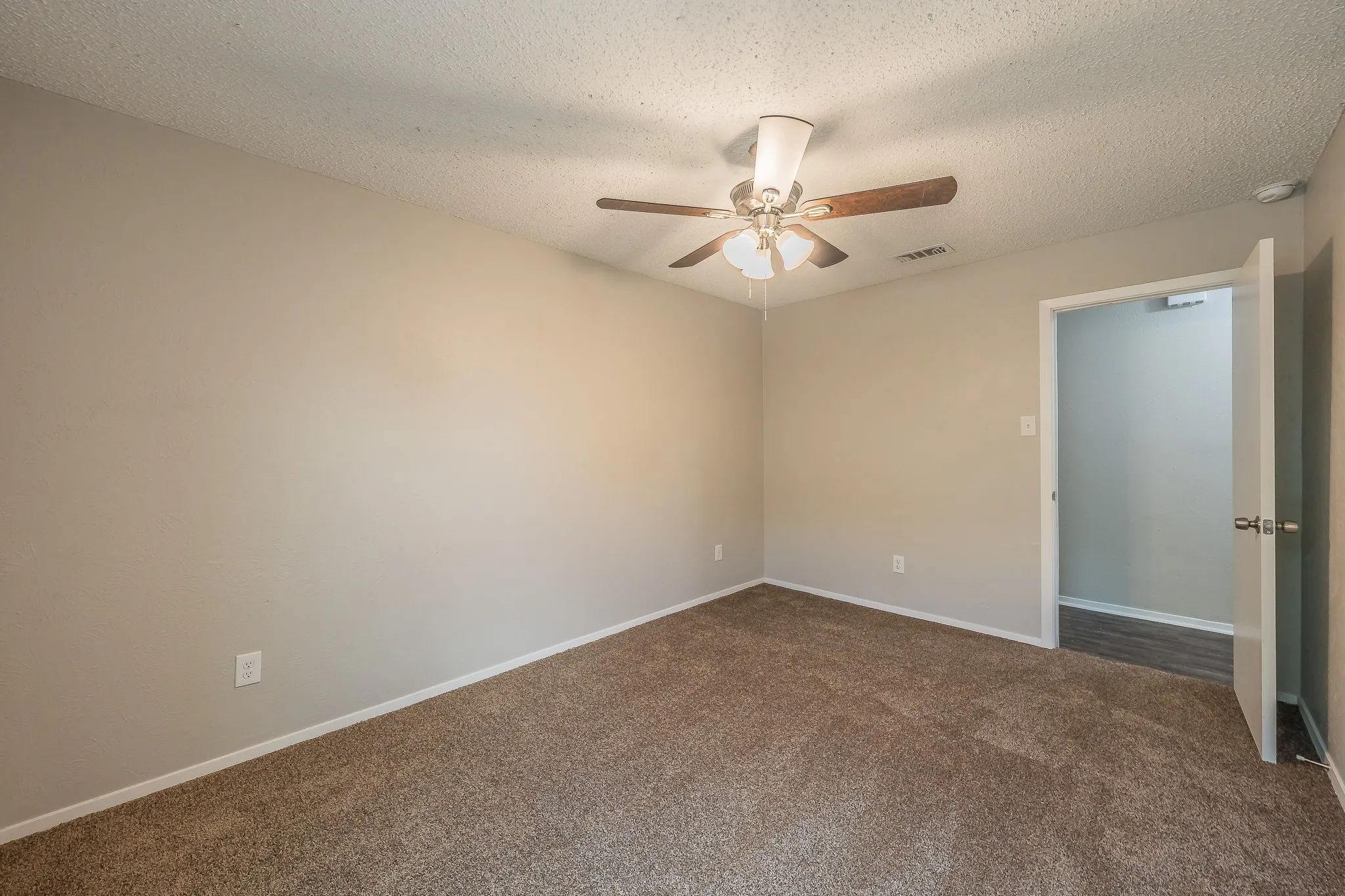 Single Family Residence For Sale in Tarrant County , 717 Blue Ridge Trail, Saginaw, Texas 76179, 3 Bedroom, 2 Bathroom, 2 Garage spaces, 1,398 Sqft, built in 1974, mls#21319558, Real Estate Agent in Saginaw, Homes For Sale in Tarrant county, Homes For Sale in Saginaw, Realtor in Saginaw Texas, Real Estate Brokerage Independent Realty Texas, Luminita Cordes Realtor