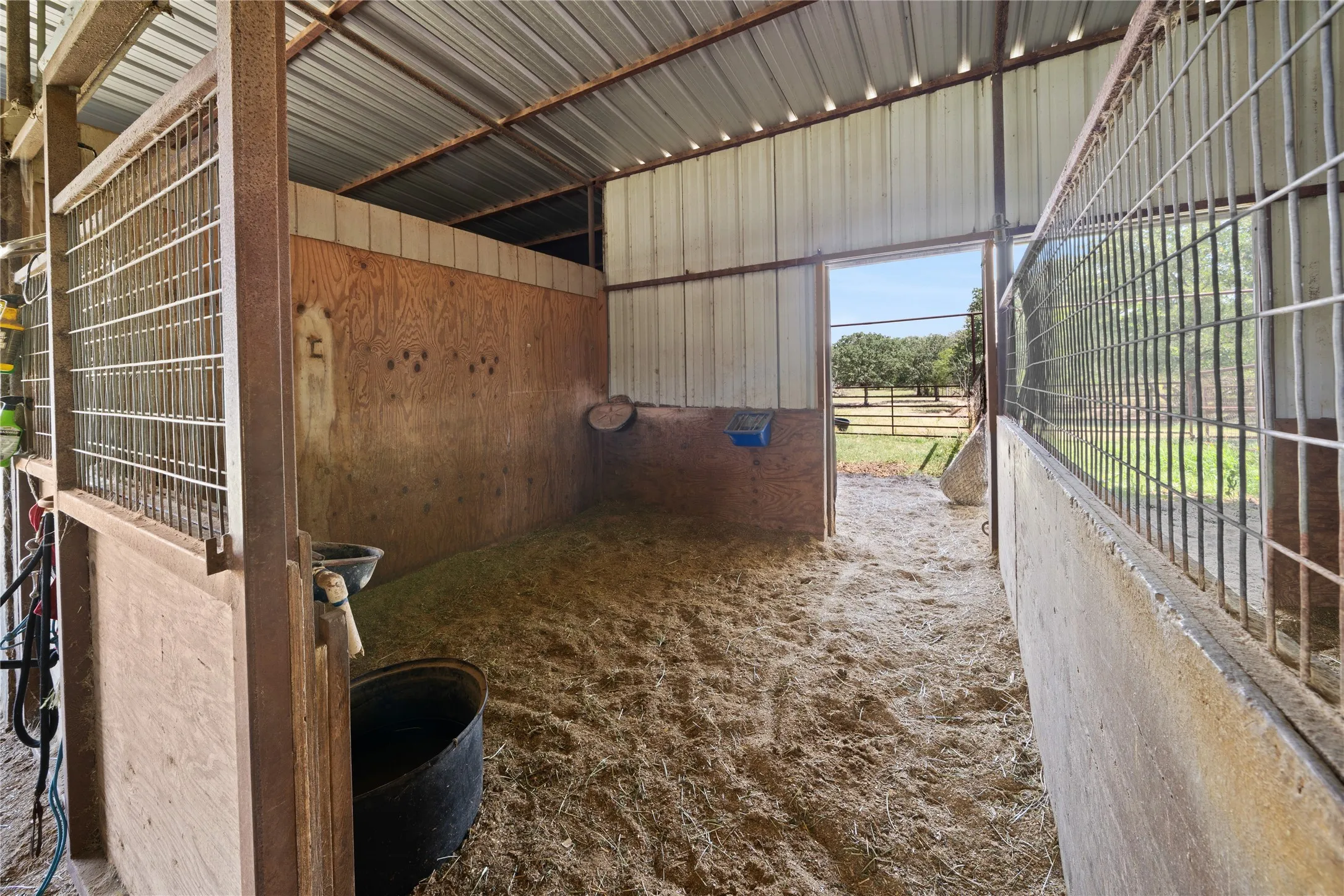 Single Family Residence For Sale in Kaufman County , 14643 County Road 4060, Scurry, Texas 75158, 3 Bedroom, 2 Bathroom, 1 Garage spaces, 2,176 Sqft, built in 1998, mls#21317072, Real Estate Agent in Scurry, Homes For Sale in Kaufman county, Homes For Sale in Scurry, Realtor in Scurry Texas, Real Estate Brokerage Independent Realty Texas, Luminita Cordes Realtor