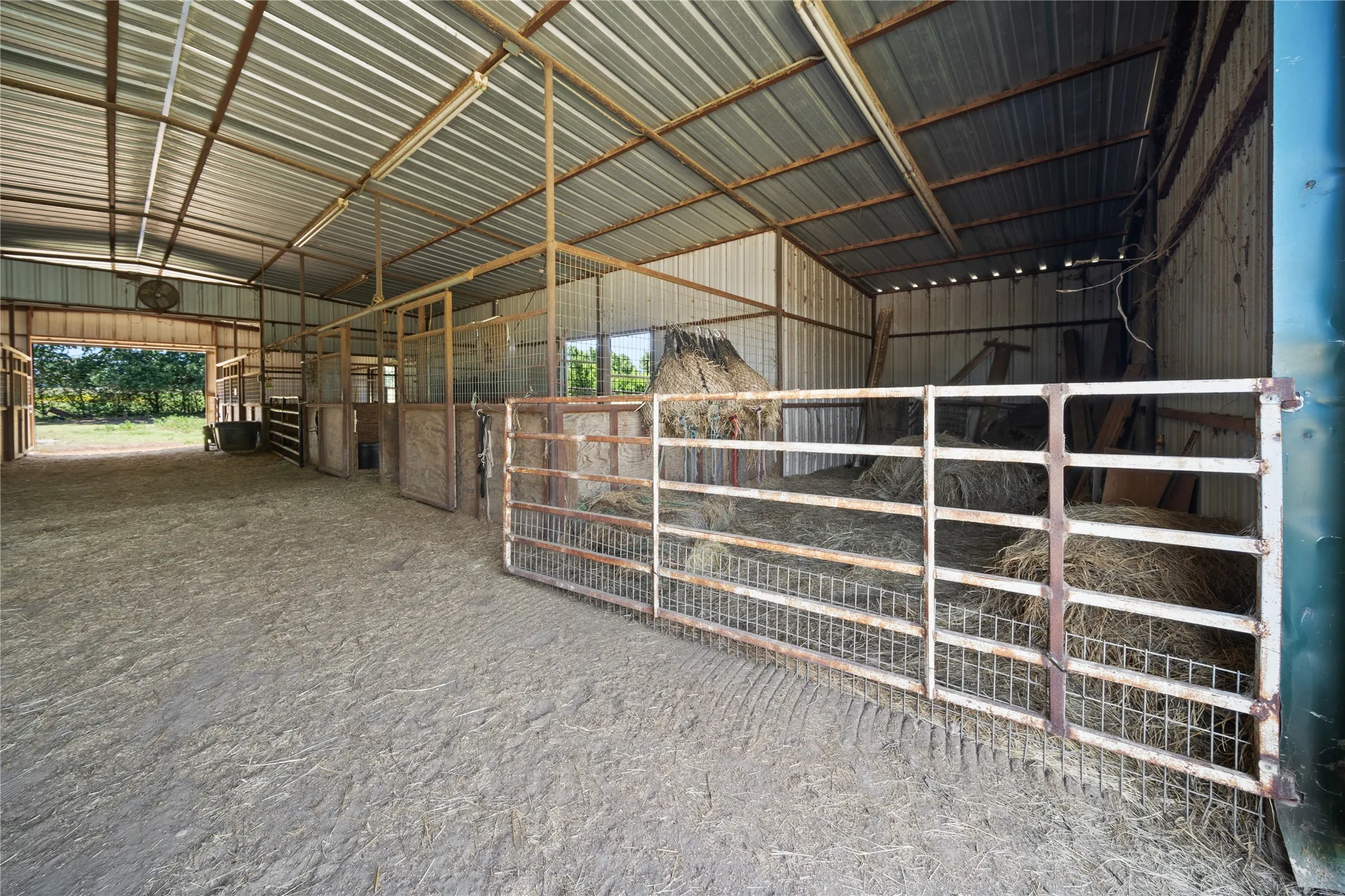Single Family Residence For Sale in Kaufman County , 14643 County Road 4060, Scurry, Texas 75158, 3 Bedroom, 2 Bathroom, 1 Garage spaces, 2,176 Sqft, built in 1998, mls#21317072, Real Estate Agent in Scurry, Homes For Sale in Kaufman county, Homes For Sale in Scurry, Realtor in Scurry Texas, Real Estate Brokerage Independent Realty Texas, Luminita Cordes Realtor
