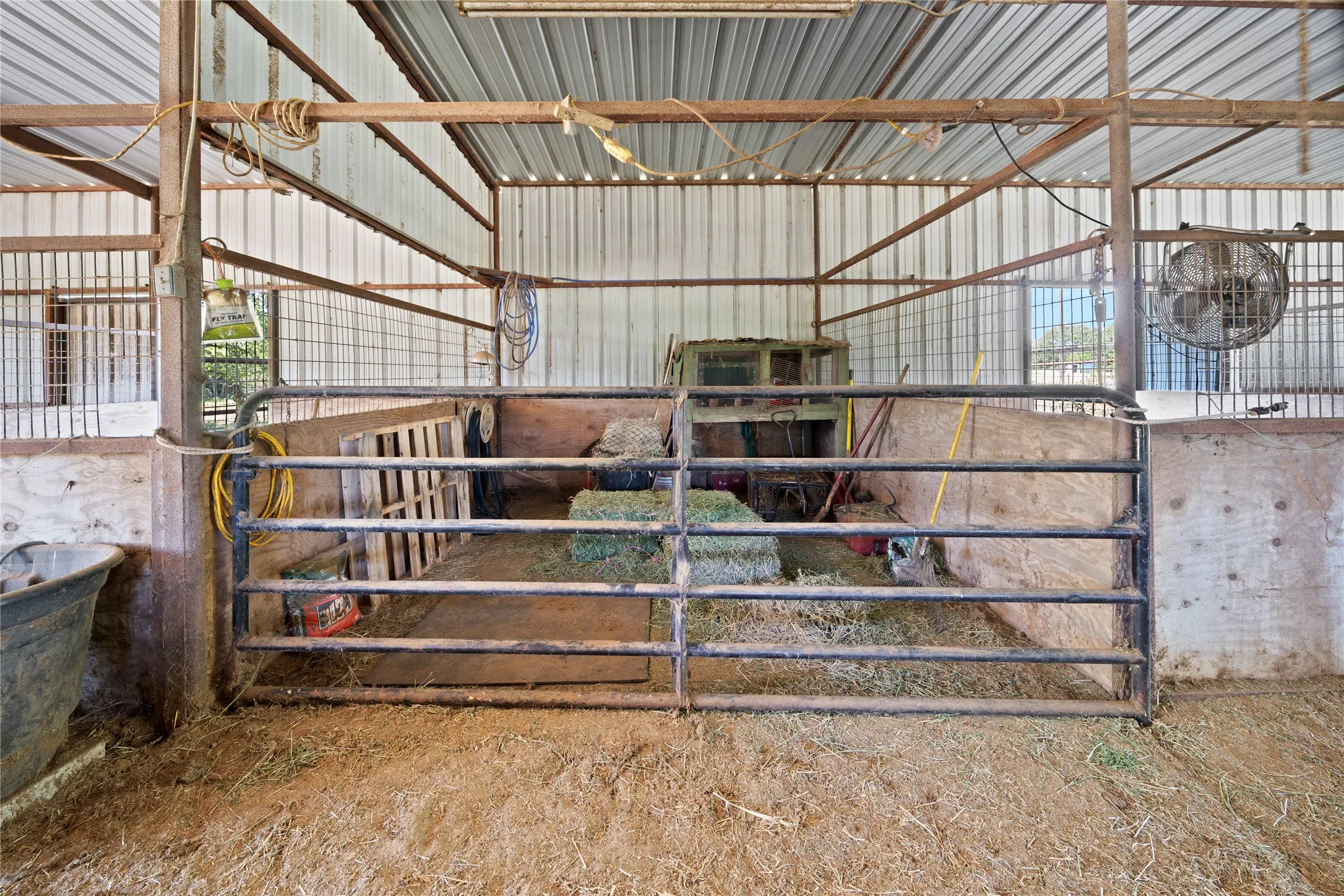 Single Family Residence For Sale in Kaufman County , 14643 County Road 4060, Scurry, Texas 75158, 3 Bedroom, 2 Bathroom, 1 Garage spaces, 2,176 Sqft, built in 1998, mls#21317072, Real Estate Agent in Scurry, Homes For Sale in Kaufman county, Homes For Sale in Scurry, Realtor in Scurry Texas, Real Estate Brokerage Independent Realty Texas, Luminita Cordes Realtor