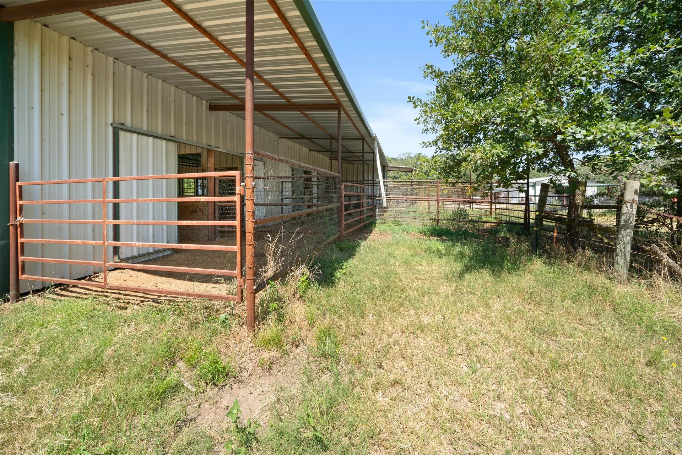 Single Family Residence For Sale in Kaufman County , 14643 County Road 4060, Scurry, Texas 75158, 3 Bedroom, 2 Bathroom, 1 Garage spaces, 2,176 Sqft, built in 1998, mls#21317072, Real Estate Agent in Scurry, Homes For Sale in Kaufman county, Homes For Sale in Scurry, Realtor in Scurry Texas, Real Estate Brokerage Independent Realty Texas, Luminita Cordes Realtor