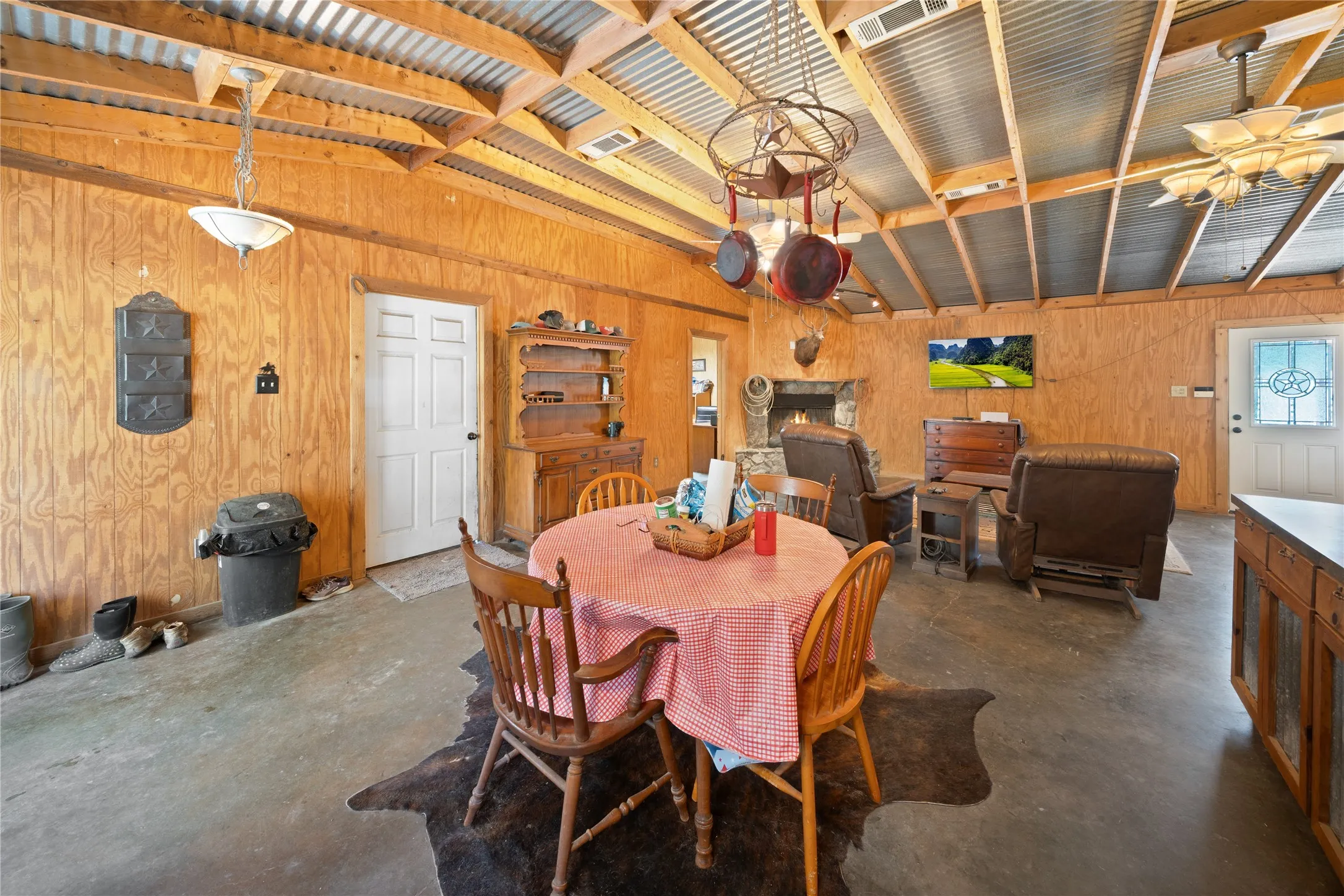 Single Family Residence For Sale in Kaufman County , 14643 County Road 4060, Scurry, Texas 75158, 3 Bedroom, 2 Bathroom, 1 Garage spaces, 2,176 Sqft, built in 1998, mls#21317072, Real Estate Agent in Scurry, Homes For Sale in Kaufman county, Homes For Sale in Scurry, Realtor in Scurry Texas, Real Estate Brokerage Independent Realty Texas, Luminita Cordes Realtor