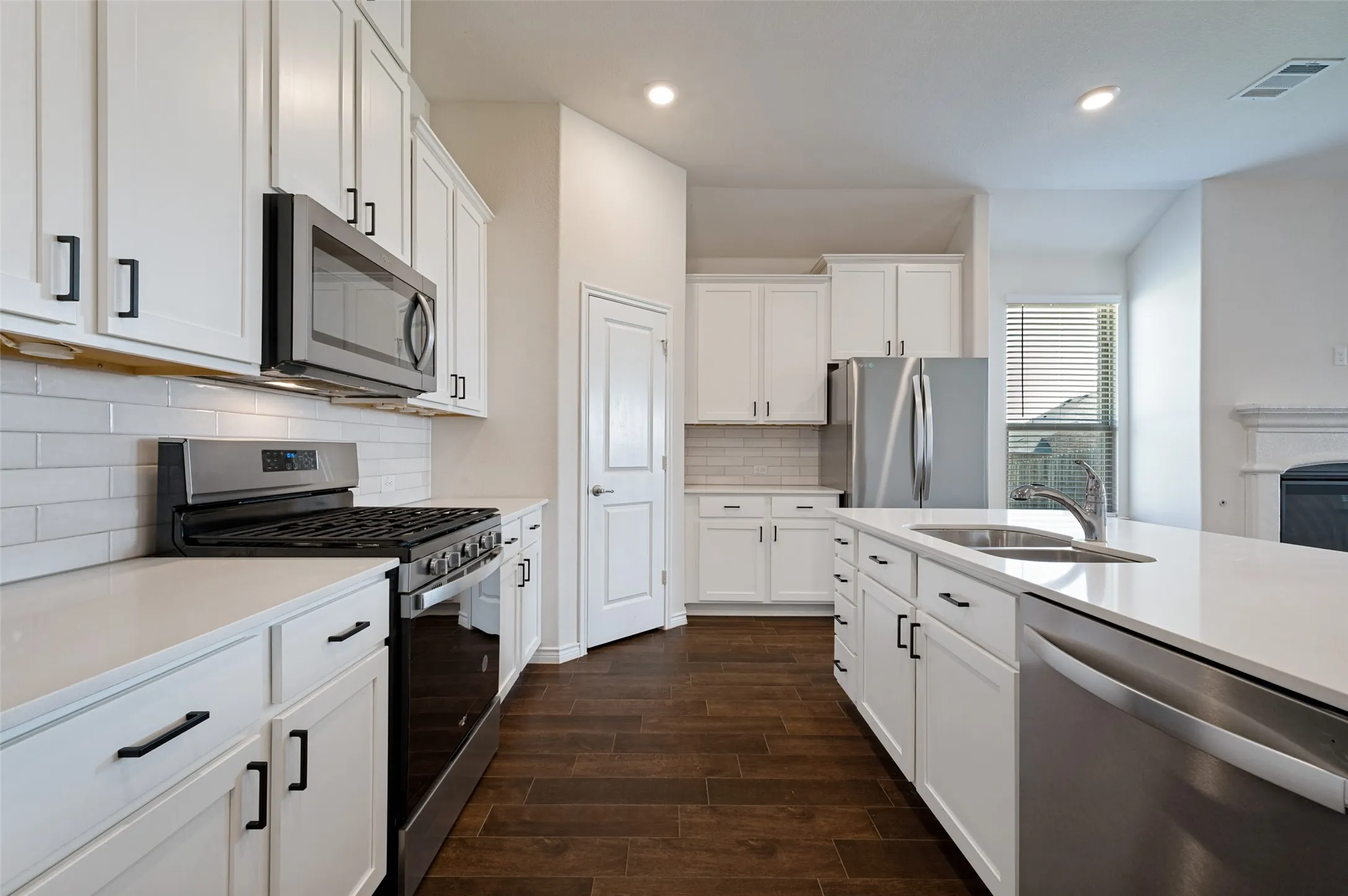 Single Family Residence For Sale in Denton County , 3332 Brady Starr Drive, Aubrey, Texas 76227, 4 Bedroom, 3 Bathroom, 2 Garage spaces, 2,075 Sqft, built in 2022, mls#21318456, Real Estate Agent in Aubrey, Homes For Sale in Denton county, Homes For Sale in Aubrey, Realtor in Aubrey Texas, Real Estate Brokerage Independent Realty Texas, Luminita Cordes Realtor