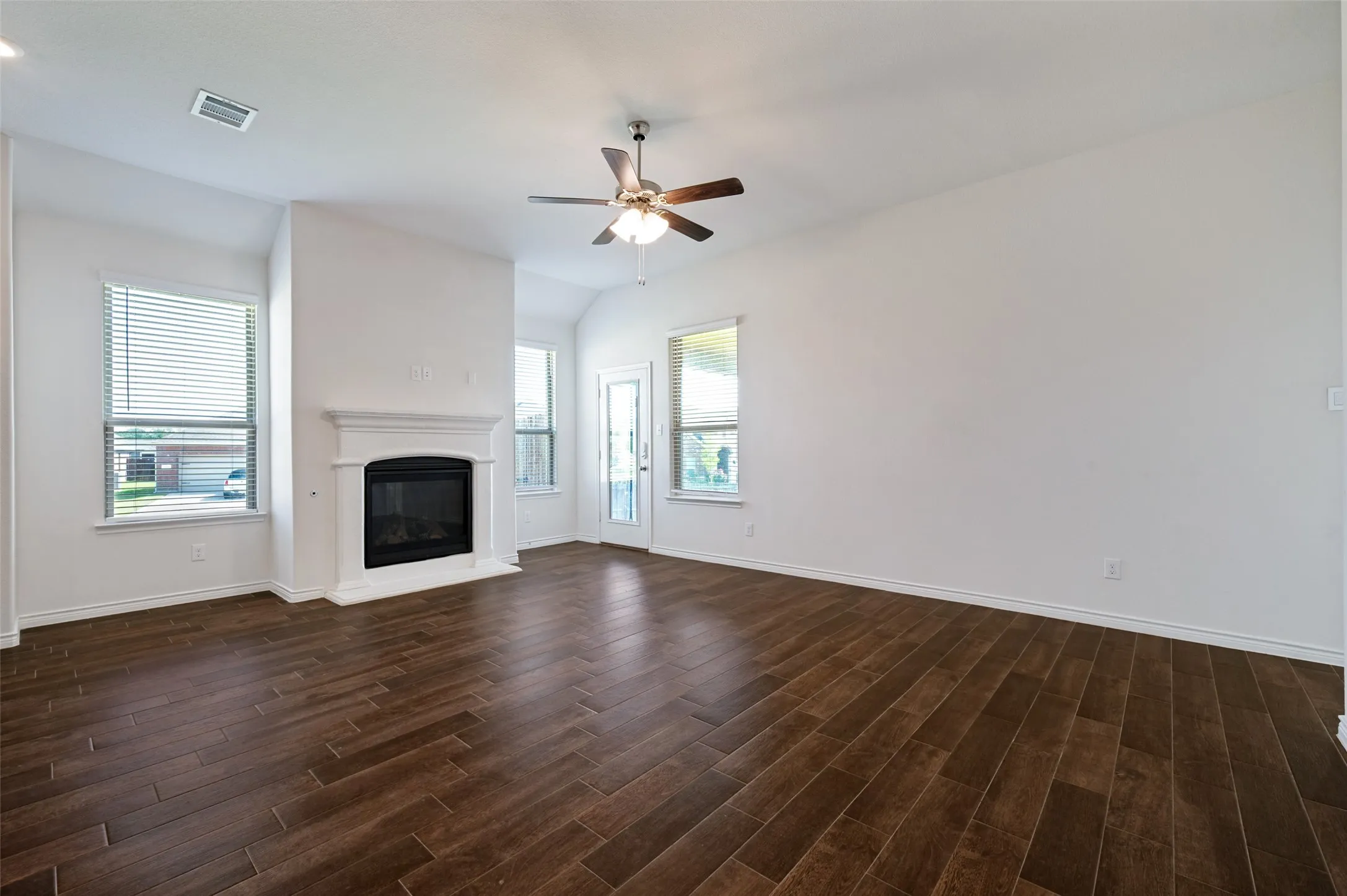 Single Family Residence For Sale in Denton County , 3332 Brady Starr Drive, Aubrey, Texas 76227, 4 Bedroom, 3 Bathroom, 2 Garage spaces, 2,075 Sqft, built in 2022, mls#21318456, Real Estate Agent in Aubrey, Homes For Sale in Denton county, Homes For Sale in Aubrey, Realtor in Aubrey Texas, Real Estate Brokerage Independent Realty Texas, Luminita Cordes Realtor