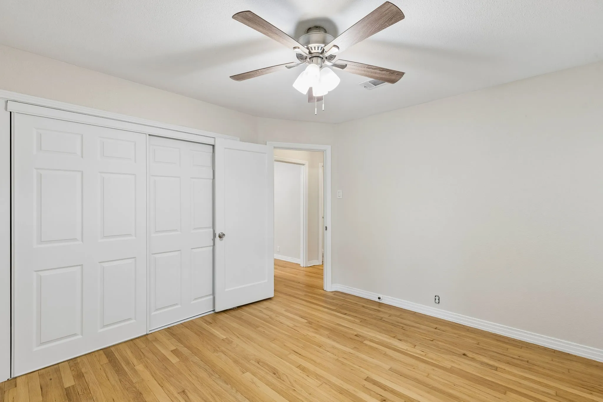 Single Family Residence For Sale in Grayson County , 411 W Taylor Street, Sherman, Texas 75092, 3 Bedroom, 2 Bathroom, 1 Garage spaces, 1,300 Sqft, built in 1952, mls#21317292, Real Estate Agent in Sherman, Homes For Sale in Grayson county, Homes For Sale in Sherman, Realtor in Sherman Texas, Real Estate Brokerage Independent Realty Texas, Luminita Cordes Realtor