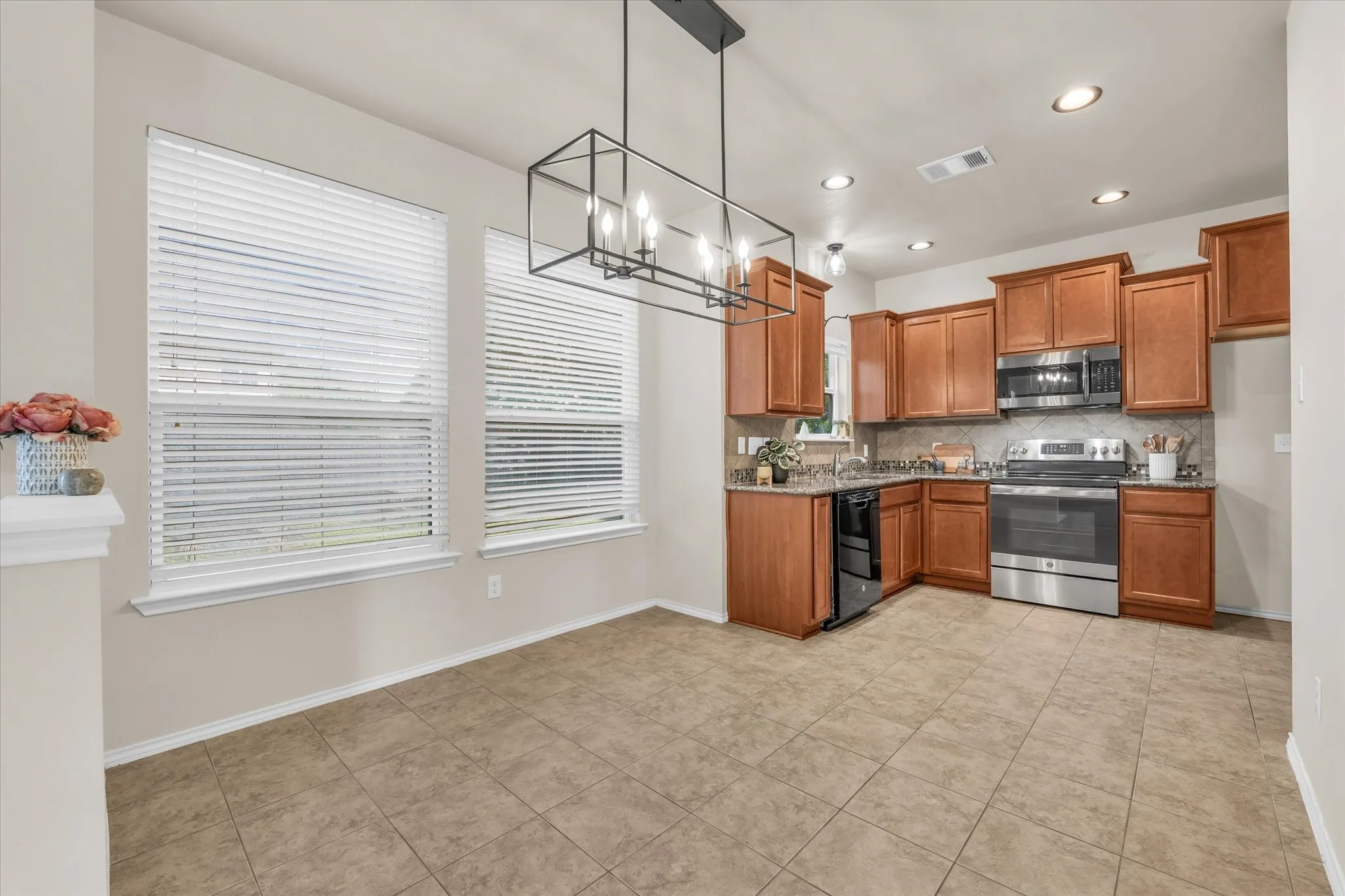 Single Family Residence For Sale in Mc Lennan County , 6505 Burling Street, Waco, Texas 76712, 3 Bedroom, 3 Bathroom, 2 Garage spaces, 2,041 Sqft, built in 2012, mls#21319072, Real Estate Agent in Waco, Homes For Sale in Mc Lennan county, Homes For Sale in Waco, Realtor in Waco Texas, Real Estate Brokerage Independent Realty Texas, Luminita Cordes Realtor