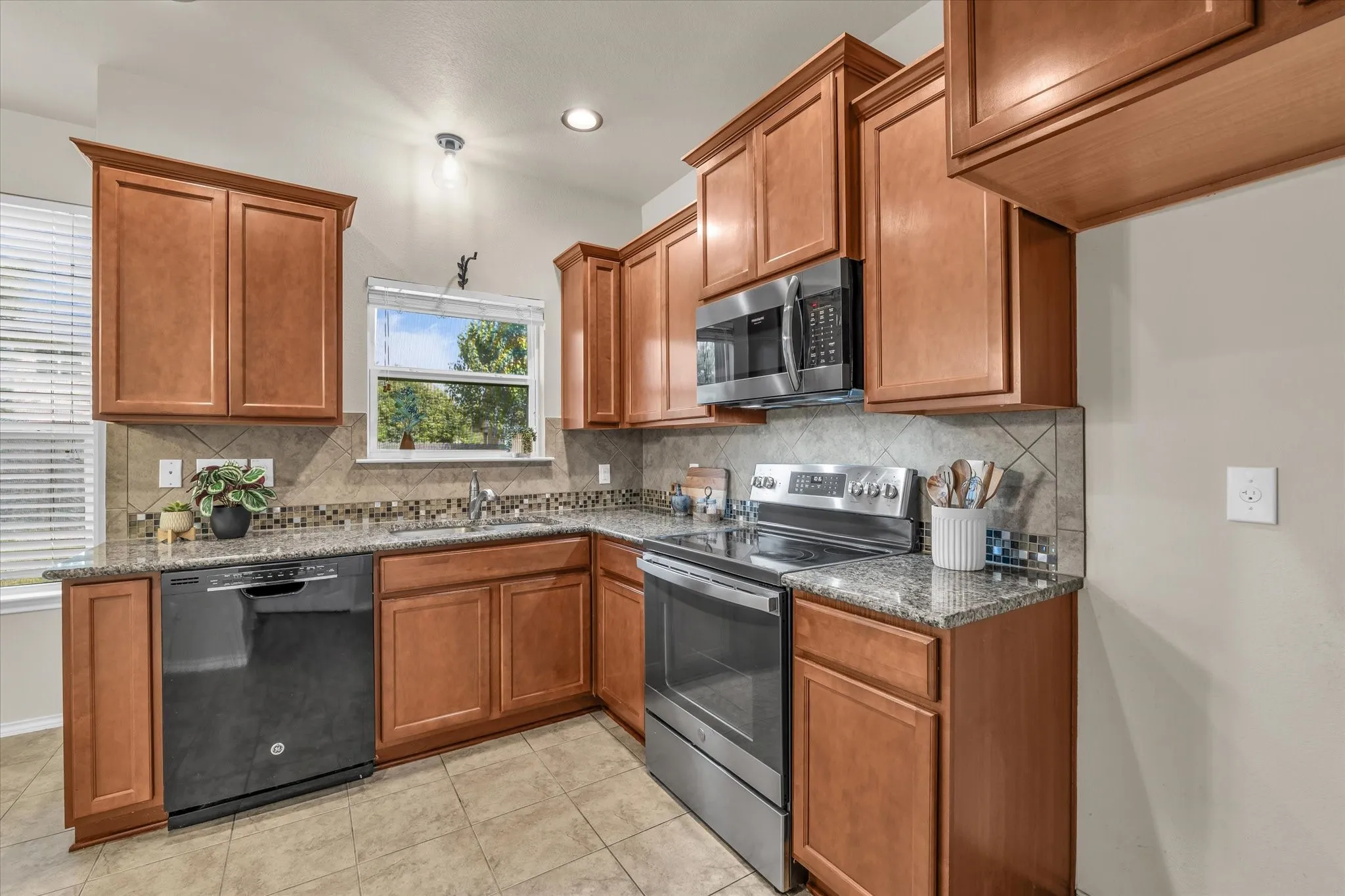 Single Family Residence For Sale in Mc Lennan County , 6505 Burling Street, Waco, Texas 76712, 3 Bedroom, 3 Bathroom, 2 Garage spaces, 2,041 Sqft, built in 2012, mls#21319072, Real Estate Agent in Waco, Homes For Sale in Mc Lennan county, Homes For Sale in Waco, Realtor in Waco Texas, Real Estate Brokerage Independent Realty Texas, Luminita Cordes Realtor