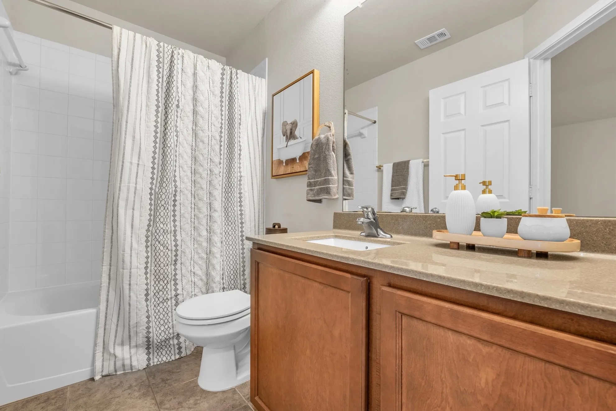 Single Family Residence For Sale in Mc Lennan County , 6505 Burling Street, Waco, Texas 76712, 3 Bedroom, 3 Bathroom, 2 Garage spaces, 2,041 Sqft, built in 2012, mls#21319072, Real Estate Agent in Waco, Homes For Sale in Mc Lennan county, Homes For Sale in Waco, Realtor in Waco Texas, Real Estate Brokerage Independent Realty Texas, Luminita Cordes Realtor