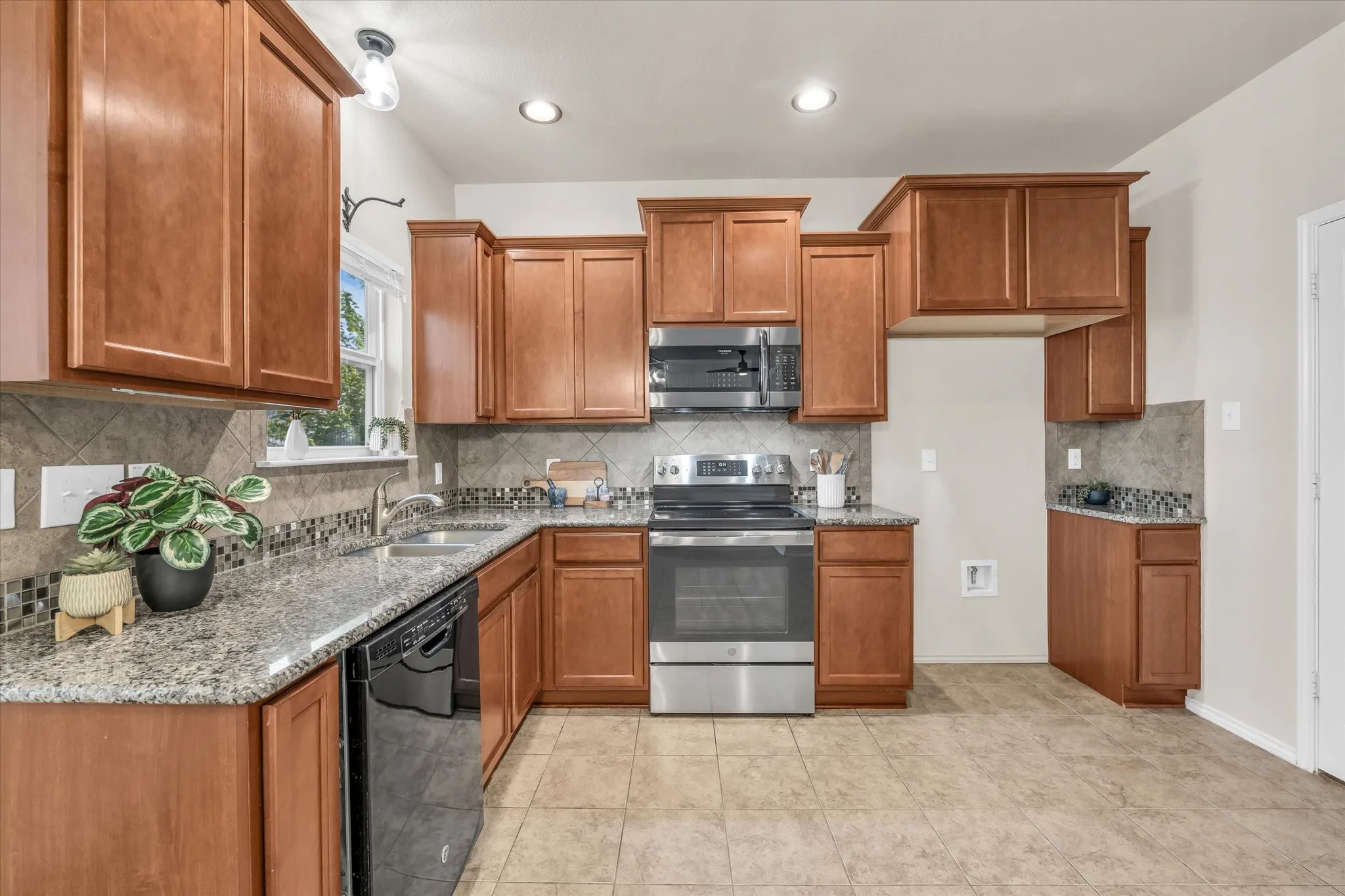 Single Family Residence For Sale in Mc Lennan County , 6505 Burling Street, Waco, Texas 76712, 3 Bedroom, 3 Bathroom, 2 Garage spaces, 2,041 Sqft, built in 2012, mls#21319072, Real Estate Agent in Waco, Homes For Sale in Mc Lennan county, Homes For Sale in Waco, Realtor in Waco Texas, Real Estate Brokerage Independent Realty Texas, Luminita Cordes Realtor