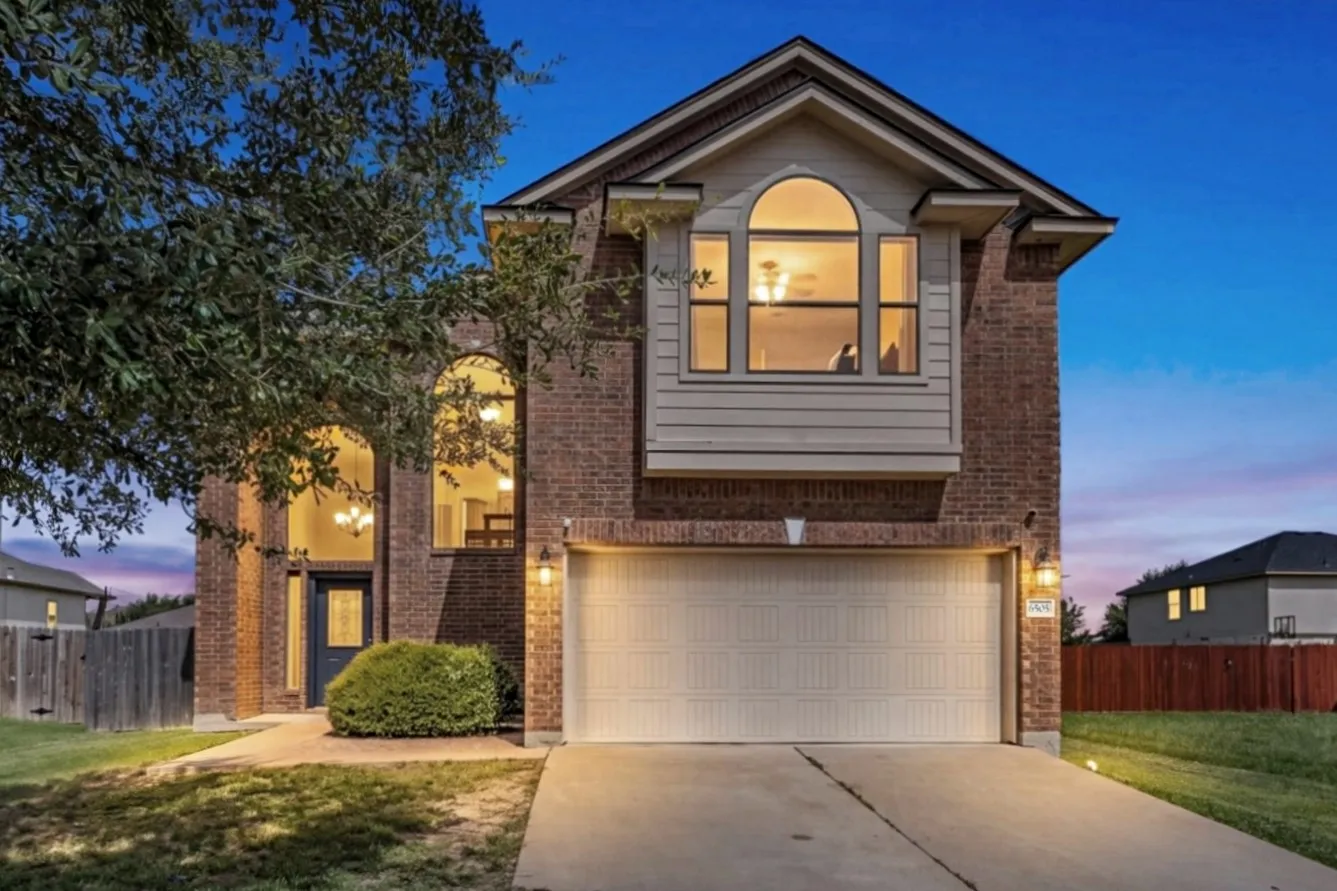 Single Family Residence For Sale in Mc Lennan County , 6505 Burling Street, Waco, Texas 76712, 3 Bedroom, 3 Bathroom, 2 Garage spaces, 2,041 Sqft, built in 2012, mls#21319072, Real Estate Agent in Waco, Homes For Sale in Mc Lennan county, Homes For Sale in Waco, Realtor in Waco Texas, Real Estate Brokerage Independent Realty Texas, Luminita Cordes Realtor