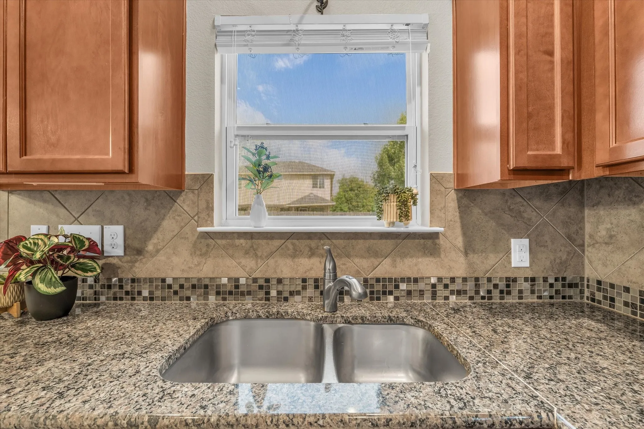 Single Family Residence For Sale in Mc Lennan County , 6505 Burling Street, Waco, Texas 76712, 3 Bedroom, 3 Bathroom, 2 Garage spaces, 2,041 Sqft, built in 2012, mls#21319072, Real Estate Agent in Waco, Homes For Sale in Mc Lennan county, Homes For Sale in Waco, Realtor in Waco Texas, Real Estate Brokerage Independent Realty Texas, Luminita Cordes Realtor