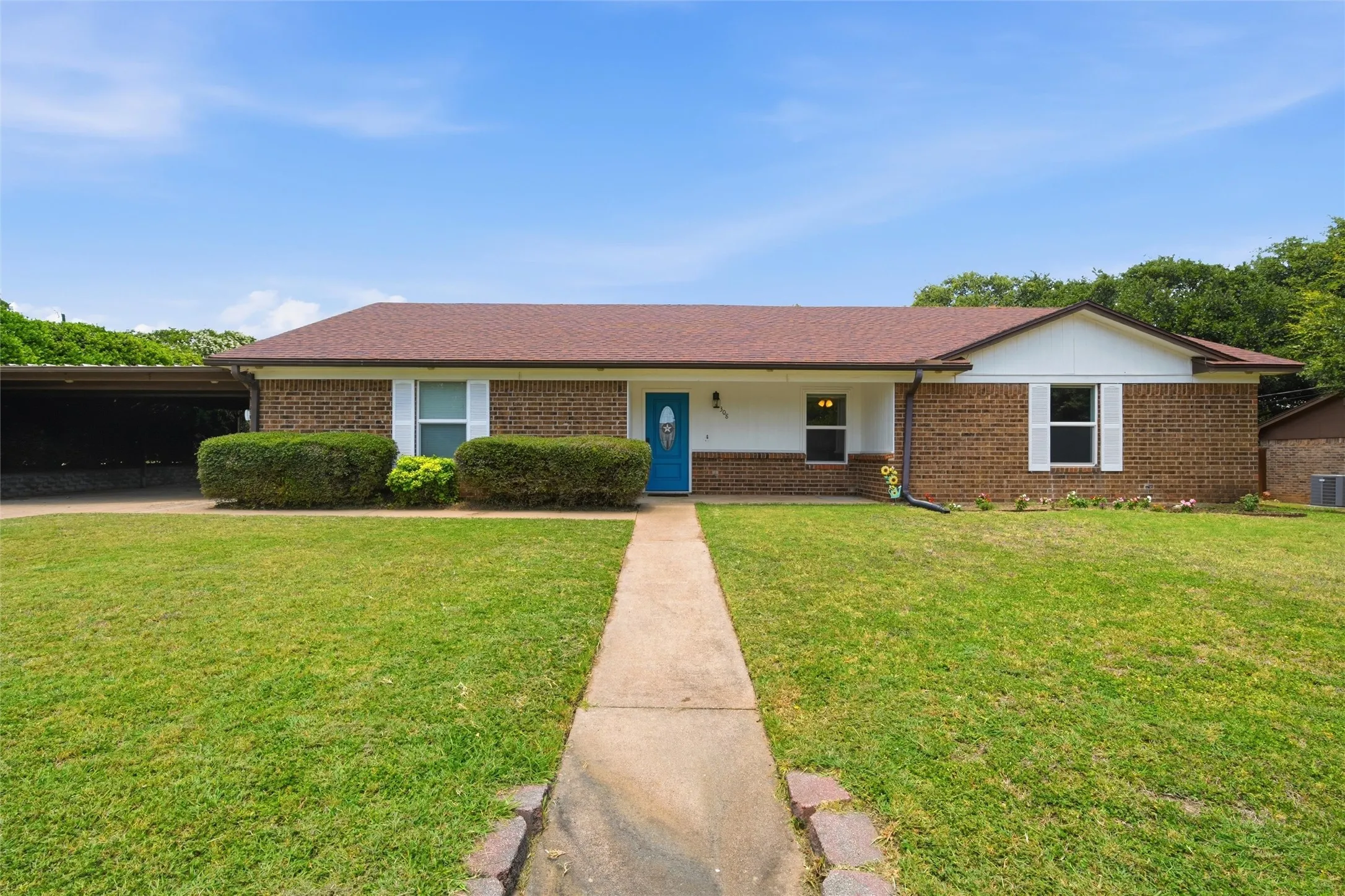 Single Family Residence For Sale in Mc Lennan County , 308 Oakwood Lane, Hewitt, Texas 76643, 3 Bedroom, 2 Bathroom, 1 Garage spaces, 1,508 Sqft, built in 1979, mls#21319170, Real Estate Agent in Hewitt, Homes For Sale in Mc Lennan county, Homes For Sale in Hewitt, Realtor in Hewitt Texas, Real Estate Brokerage Independent Realty Texas, Luminita Cordes Realtor
