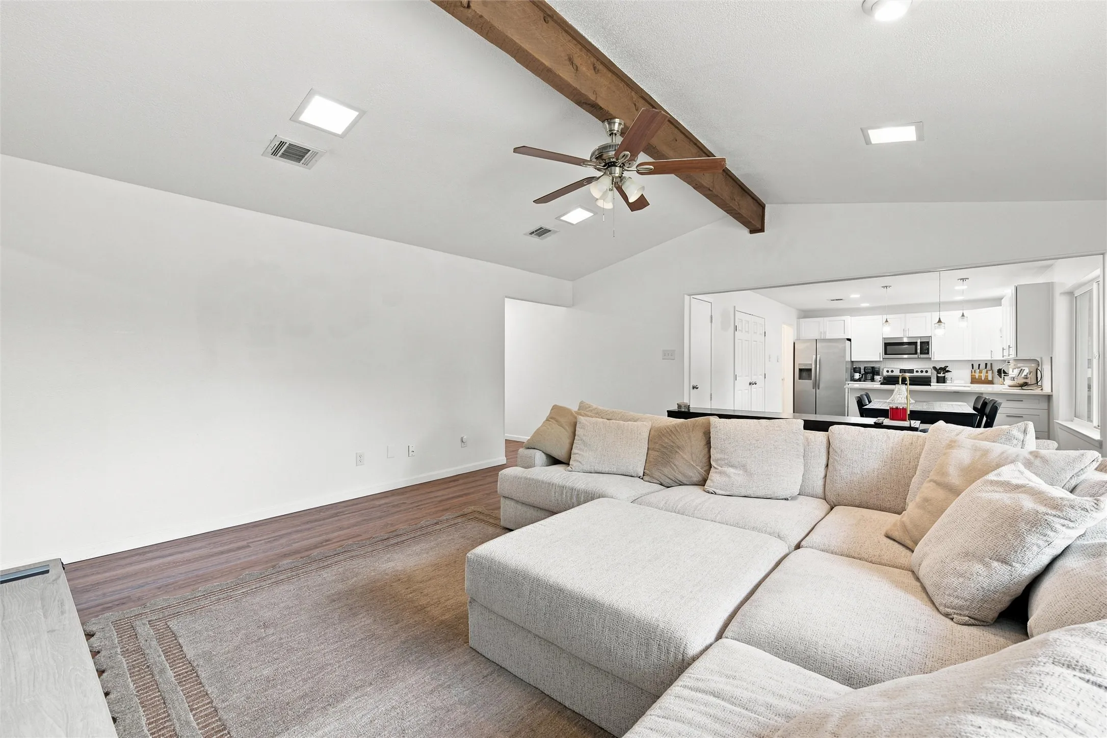 Single Family Residence For Sale in Mc Lennan County , 308 Oakwood Lane, Hewitt, Texas 76643, 3 Bedroom, 2 Bathroom, 1 Garage spaces, 1,508 Sqft, built in 1979, mls#21319170, Real Estate Agent in Hewitt, Homes For Sale in Mc Lennan county, Homes For Sale in Hewitt, Realtor in Hewitt Texas, Real Estate Brokerage Independent Realty Texas, Luminita Cordes Realtor