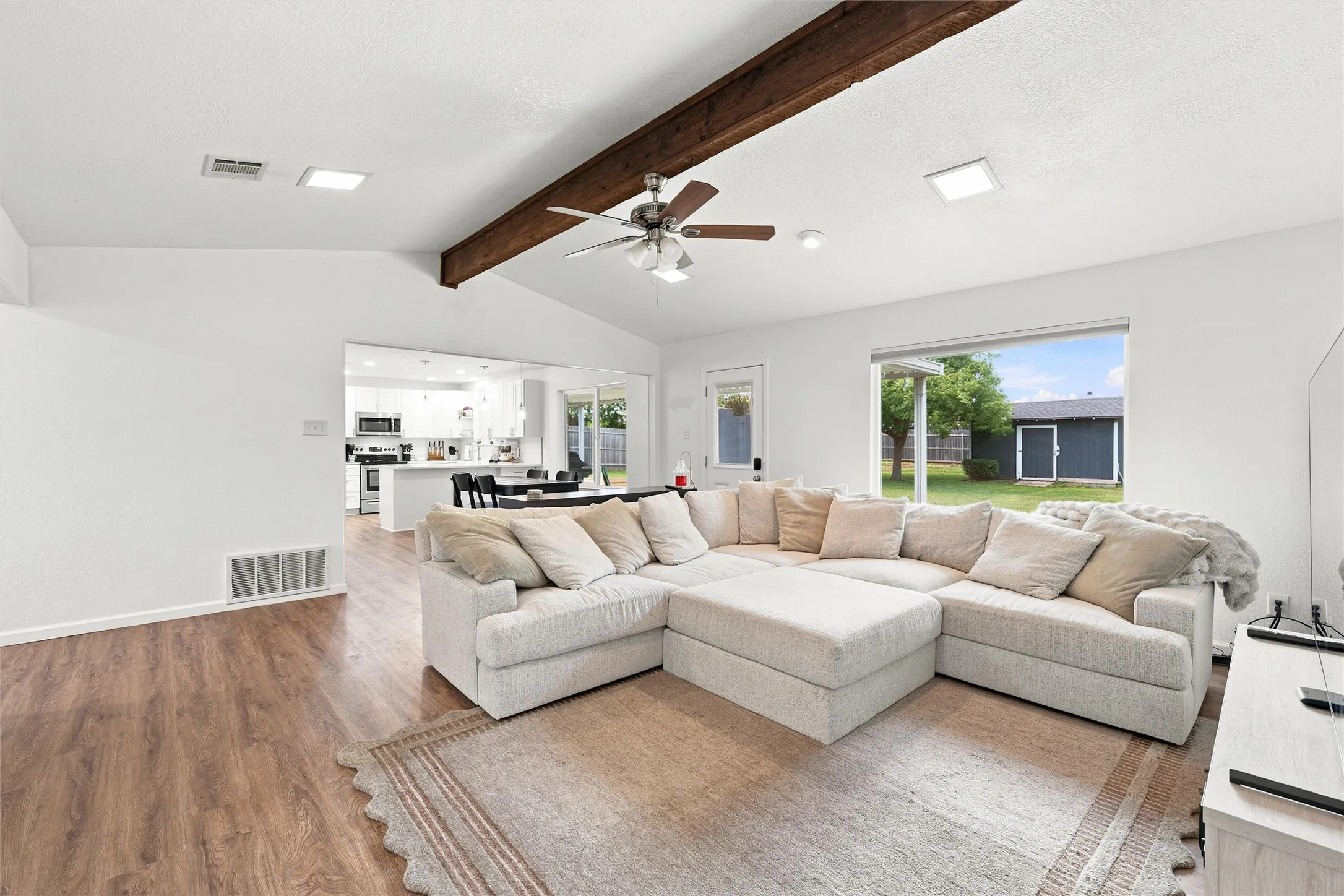 Single Family Residence For Sale in Mc Lennan County , 308 Oakwood Lane, Hewitt, Texas 76643, 3 Bedroom, 2 Bathroom, 1 Garage spaces, 1,508 Sqft, built in 1979, mls#21319170, Real Estate Agent in Hewitt, Homes For Sale in Mc Lennan county, Homes For Sale in Hewitt, Realtor in Hewitt Texas, Real Estate Brokerage Independent Realty Texas, Luminita Cordes Realtor