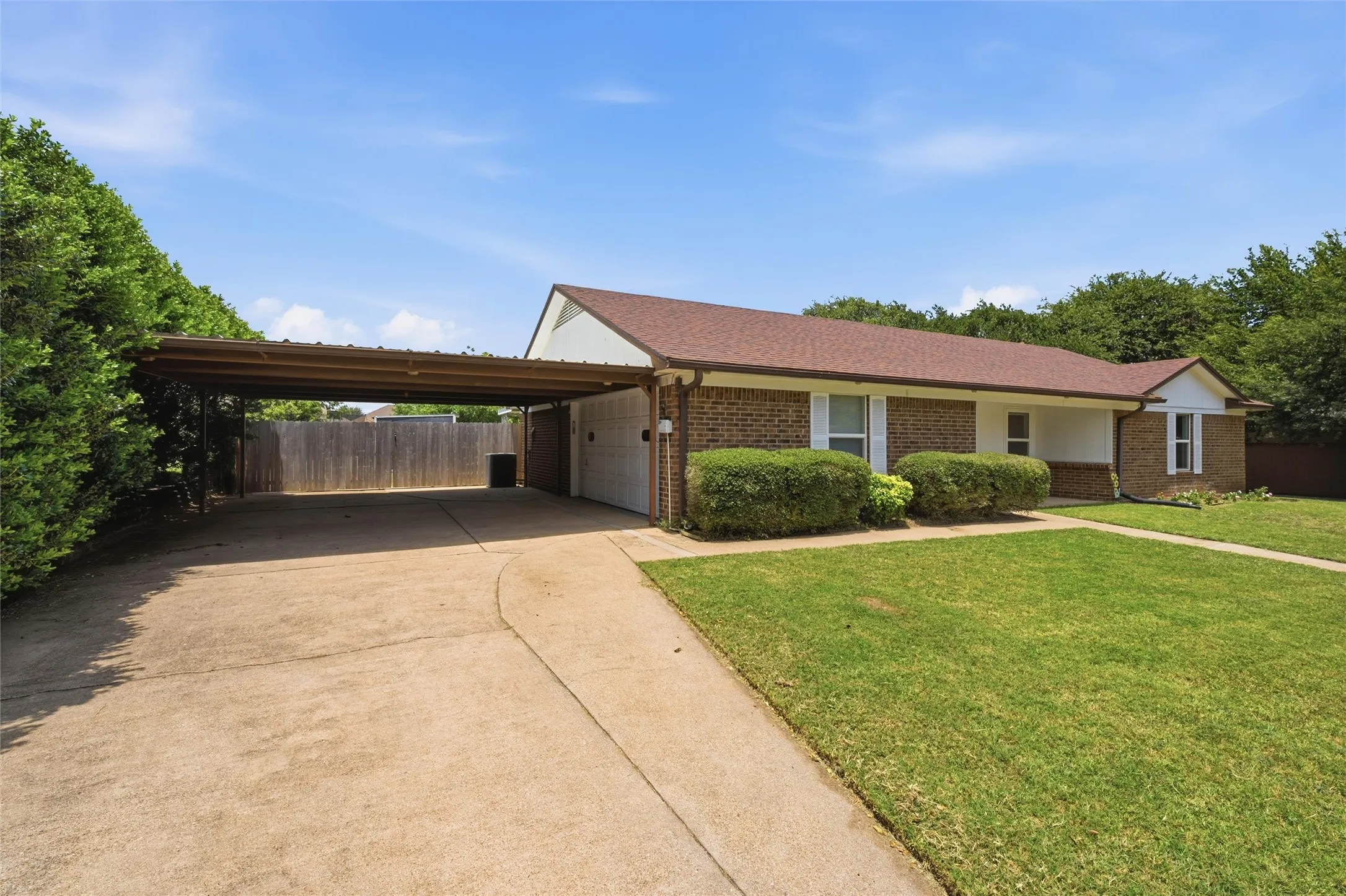 Single Family Residence For Sale in Mc Lennan County , 308 Oakwood Lane, Hewitt, Texas 76643, 3 Bedroom, 2 Bathroom, 1 Garage spaces, 1,508 Sqft, built in 1979, mls#21319170, Real Estate Agent in Hewitt, Homes For Sale in Mc Lennan county, Homes For Sale in Hewitt, Realtor in Hewitt Texas, Real Estate Brokerage Independent Realty Texas, Luminita Cordes Realtor