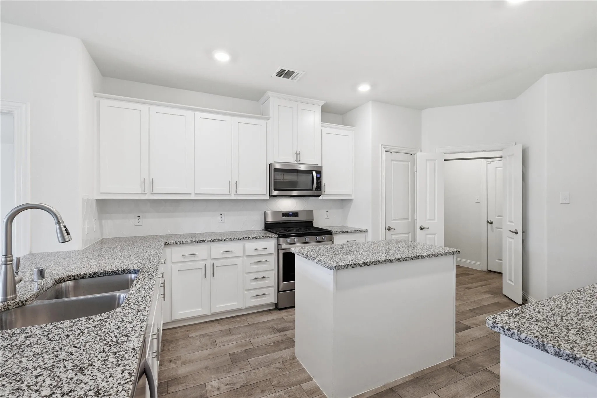 Single Family Residence For Sale in Denton County , 1416 Trailwood Terrace, Little Elm, Texas 76227, 3 Bedroom, 2 Bathroom, 2 Garage spaces, 1,882 Sqft, built in 2019, mls#21316861, Real Estate Agent in Little Elm, Homes For Sale in Denton county, Homes For Sale in Little Elm, Realtor in Little Elm Texas, Real Estate Brokerage Independent Realty Texas, Luminita Cordes Realtor