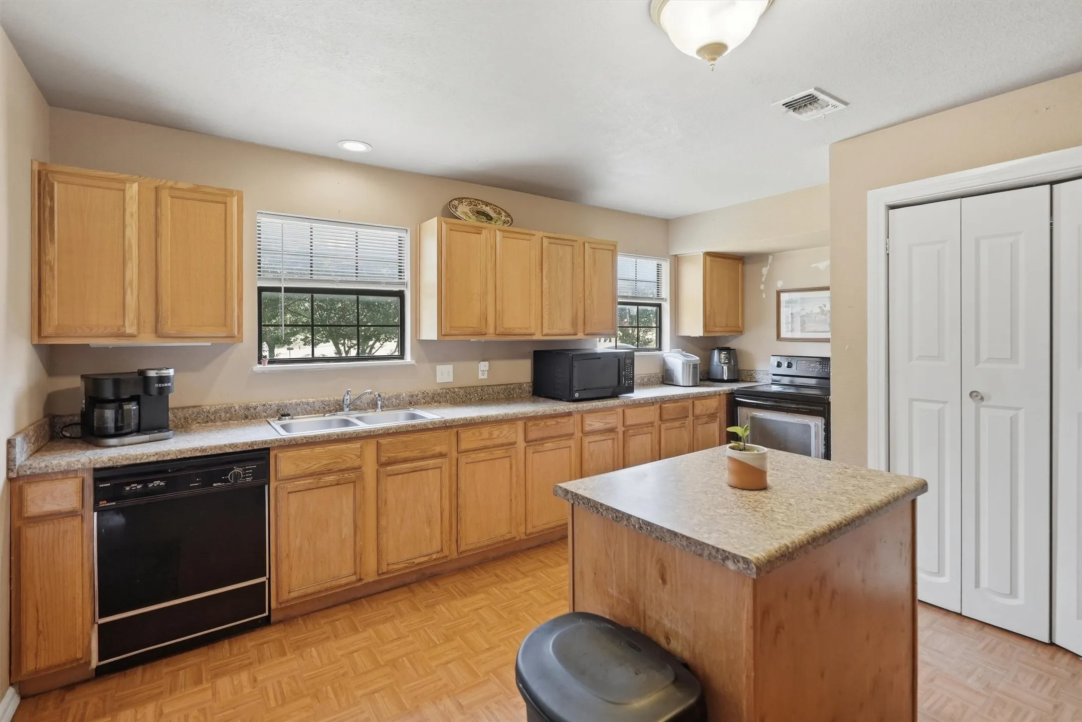Single Family Residence For Sale in Parker County , 1101 Charles Street, Weatherford, Texas 76086, 3 Bedroom, 2 Bathroom, Garage spaces, 1,920 Sqft, built in 2014, mls#21316401, Real Estate Agent in Weatherford, Homes For Sale in Parker county, Homes For Sale in Weatherford, Realtor in Weatherford Texas, Real Estate Brokerage Independent Realty Texas, Luminita Cordes Realtor
