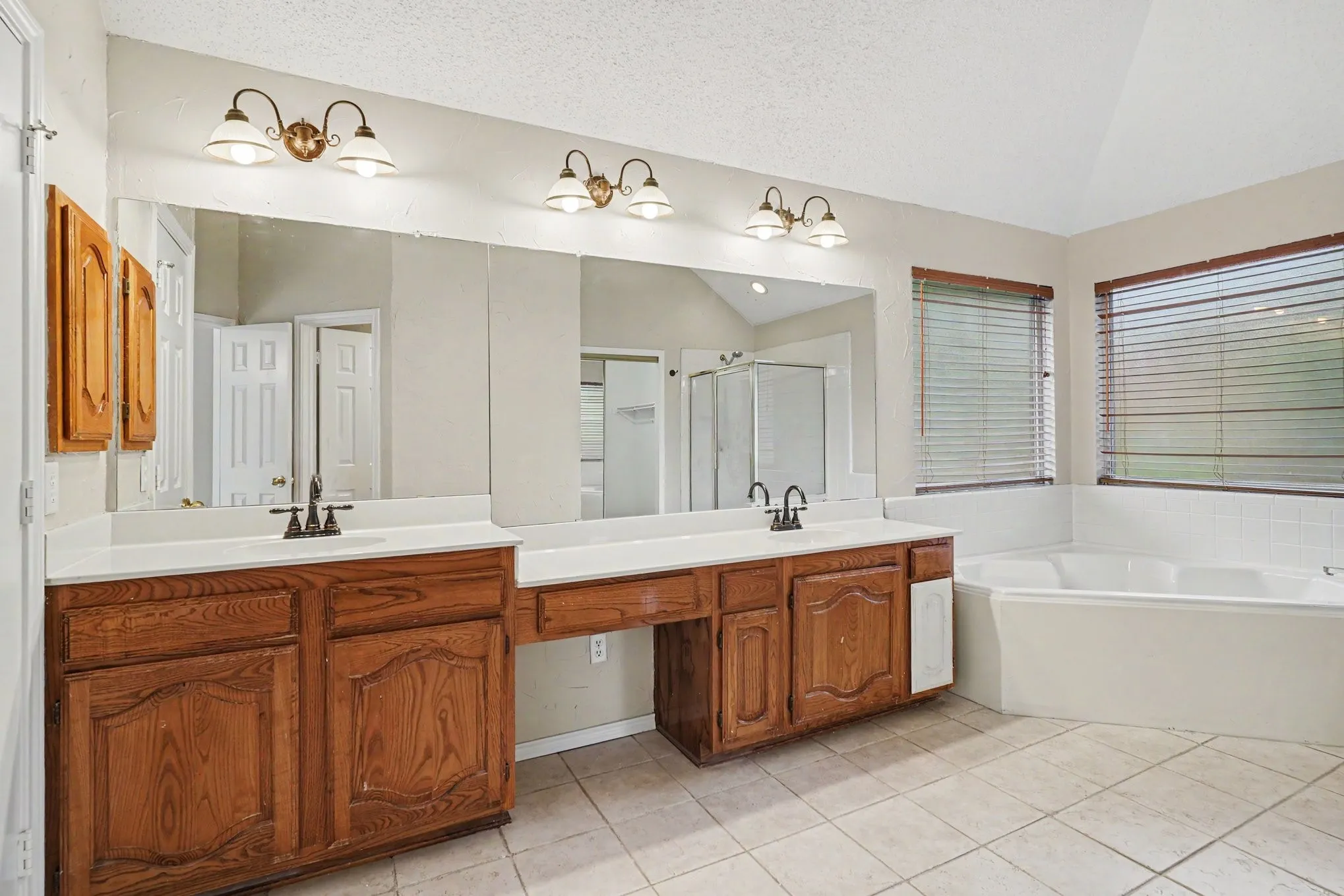 Single Family Residence For Sale in Tarrant County , 8017 Arlie Lane, North Richland Hills, Texas 76182, 4 Bedroom, 4 Bathroom, 2 Garage spaces, 3,674 Sqft, built in 1991, mls#21318922, Real Estate Agent in North Richland Hills, Homes For Sale in Tarrant county, Homes For Sale in North Richland Hills, Realtor in North Richland Hills Texas, Real Estate Brokerage Independent Realty Texas, Luminita Cordes Realtor