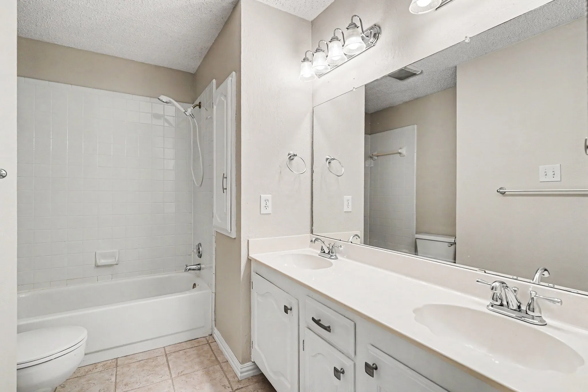 Single Family Residence For Sale in Tarrant County , 8017 Arlie Lane, North Richland Hills, Texas 76182, 4 Bedroom, 4 Bathroom, 2 Garage spaces, 3,674 Sqft, built in 1991, mls#21318922, Real Estate Agent in North Richland Hills, Homes For Sale in Tarrant county, Homes For Sale in North Richland Hills, Realtor in North Richland Hills Texas, Real Estate Brokerage Independent Realty Texas, Luminita Cordes Realtor