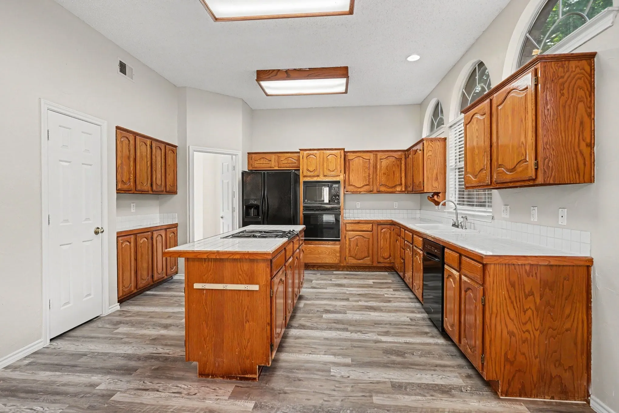 Single Family Residence For Sale in Tarrant County , 8017 Arlie Lane, North Richland Hills, Texas 76182, 4 Bedroom, 4 Bathroom, 2 Garage spaces, 3,674 Sqft, built in 1991, mls#21318922, Real Estate Agent in North Richland Hills, Homes For Sale in Tarrant county, Homes For Sale in North Richland Hills, Realtor in North Richland Hills Texas, Real Estate Brokerage Independent Realty Texas, Luminita Cordes Realtor