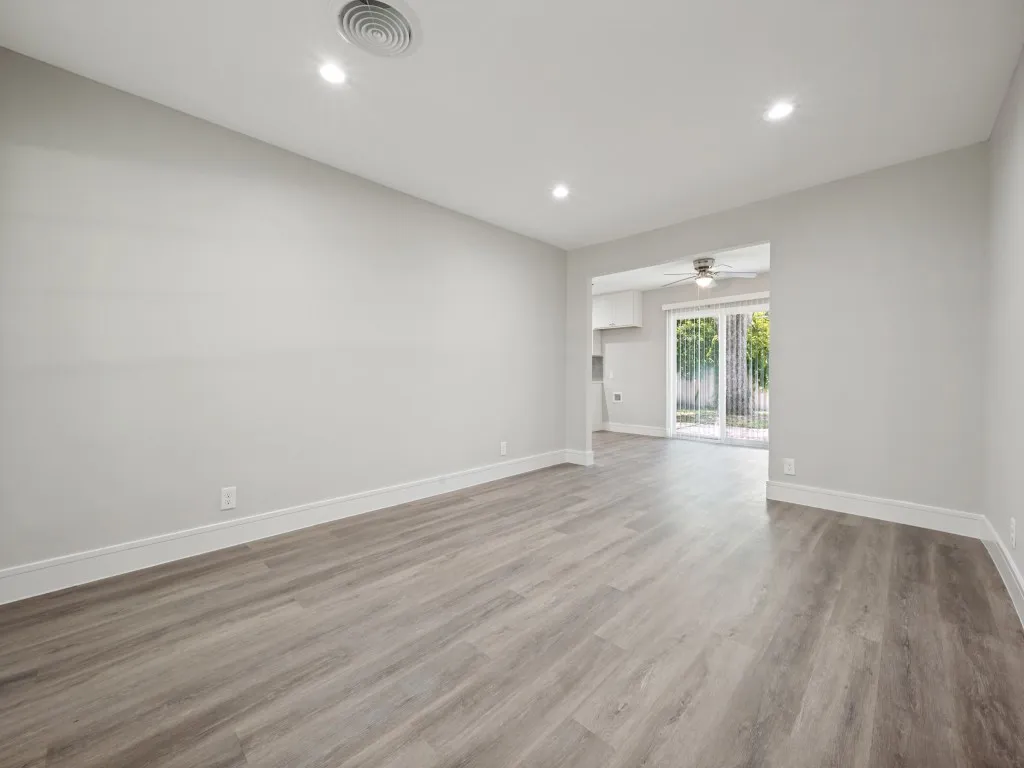 Single Family Residence For Sale in Dallas County , 2915 Hollandale Lane, Farmers Branch, Texas 75234, 4 Bedroom, 2 Bathroom, Garage spaces, 1,555 Sqft, built in 1960, mls#21319641, Real Estate Agent in Farmers Branch, Homes For Sale in Dallas county, Homes For Sale in Farmers Branch, Realtor in Farmers Branch Texas, Real Estate Brokerage Independent Realty Texas, Luminita Cordes Realtor