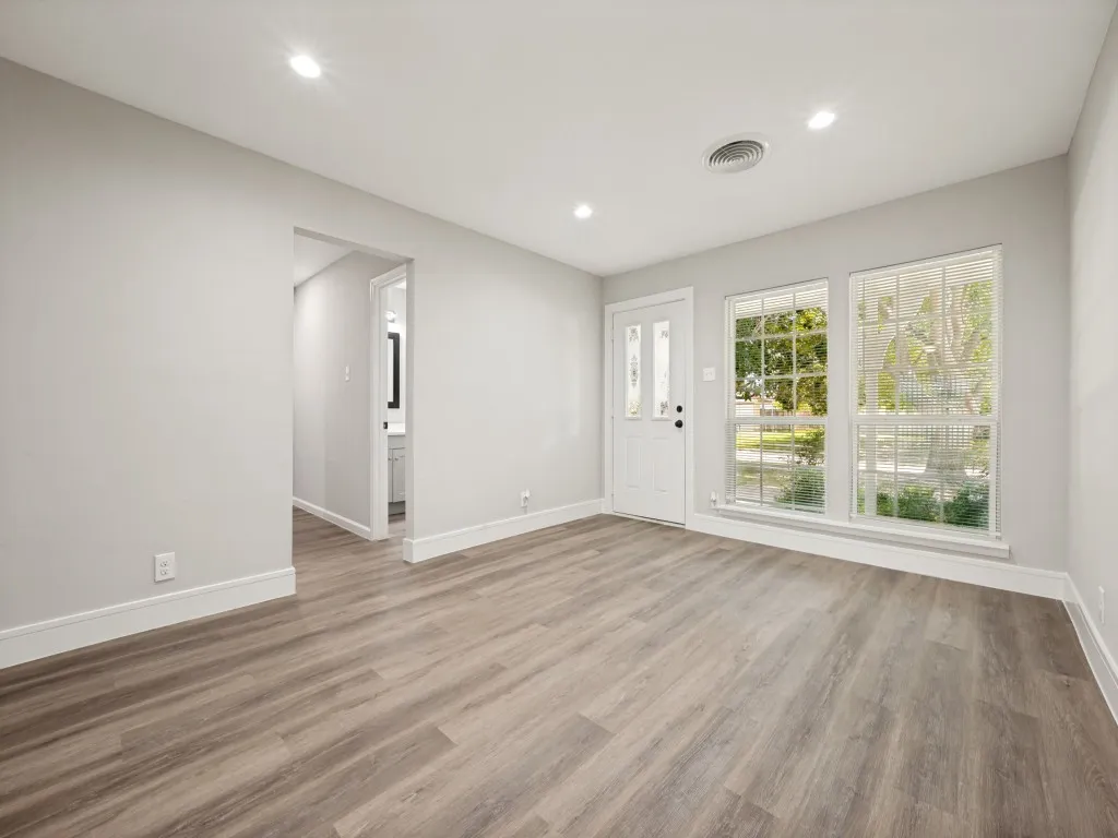 Single Family Residence For Sale in Dallas County , 2915 Hollandale Lane, Farmers Branch, Texas 75234, 4 Bedroom, 2 Bathroom, Garage spaces, 1,555 Sqft, built in 1960, mls#21319641, Real Estate Agent in Farmers Branch, Homes For Sale in Dallas county, Homes For Sale in Farmers Branch, Realtor in Farmers Branch Texas, Real Estate Brokerage Independent Realty Texas, Luminita Cordes Realtor