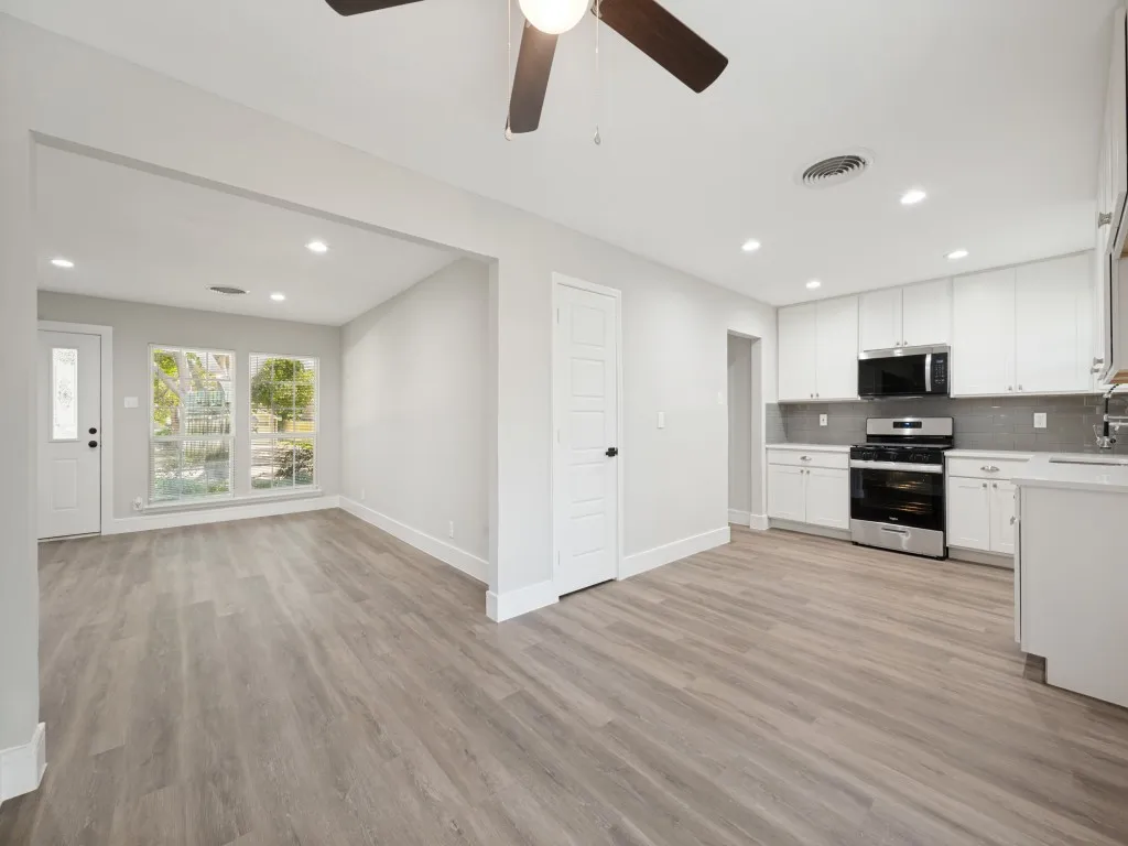 Single Family Residence For Sale in Dallas County , 2915 Hollandale Lane, Farmers Branch, Texas 75234, 4 Bedroom, 2 Bathroom, Garage spaces, 1,555 Sqft, built in 1960, mls#21319641, Real Estate Agent in Farmers Branch, Homes For Sale in Dallas county, Homes For Sale in Farmers Branch, Realtor in Farmers Branch Texas, Real Estate Brokerage Independent Realty Texas, Luminita Cordes Realtor