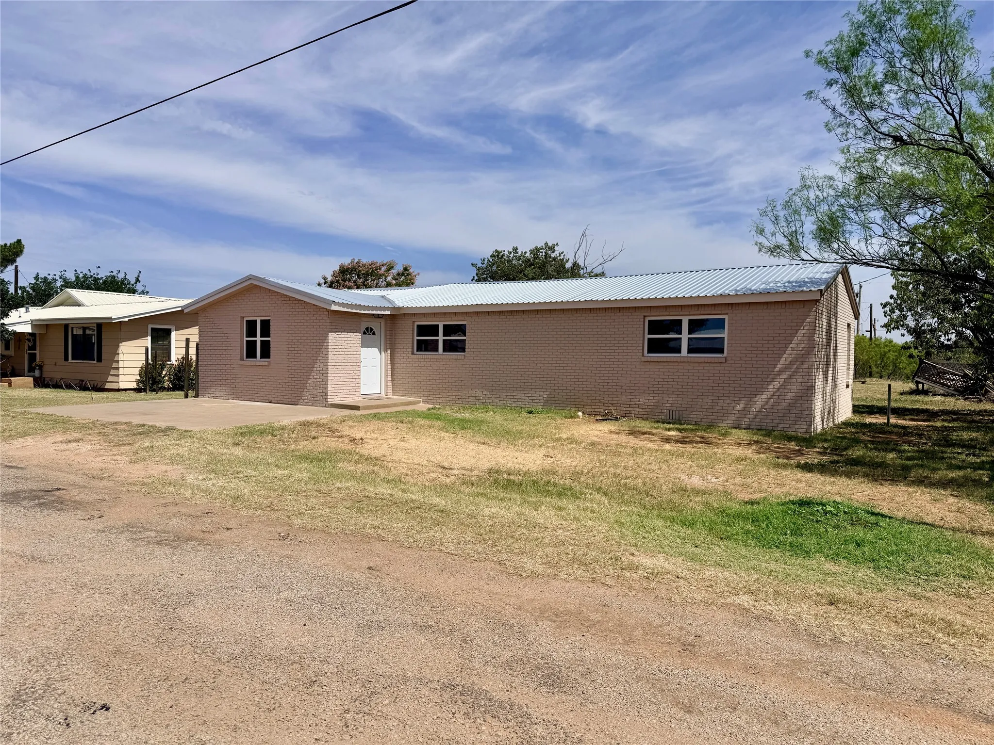 Single Family Residence For Sale in Stonewall County , 424 W Santa Fe Avenue, Aspermont, Texas 79502, 3 Bedroom, 2 Bathroom, Garage spaces, 1,760 Sqft, built in 1950, mls#21319575, Real Estate Agent in Aspermont, Homes For Sale in Stonewall county, Homes For Sale in Aspermont, Realtor in Aspermont Texas, Real Estate Brokerage Independent Realty Texas, Luminita Cordes Realtor