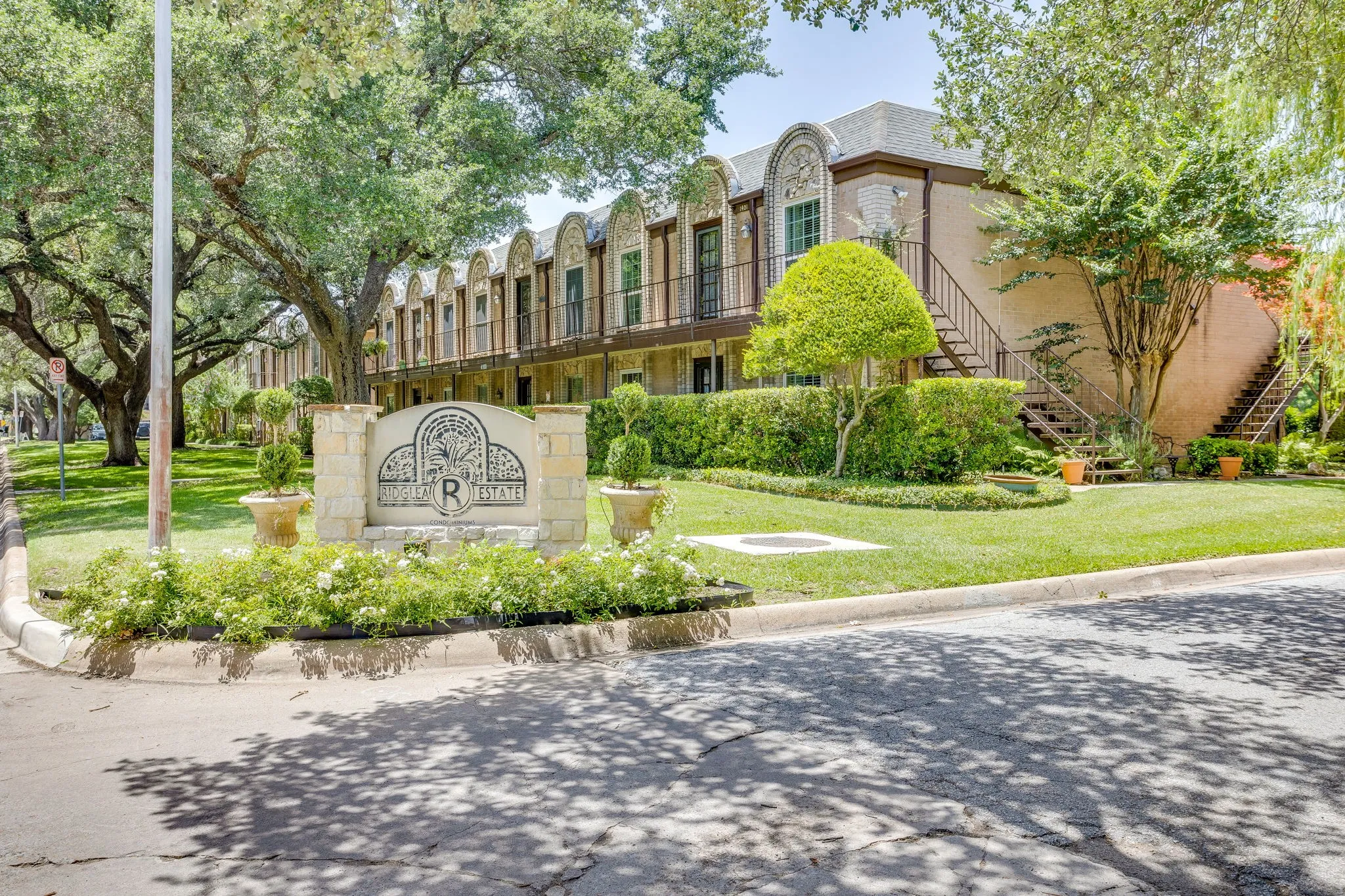 Condominium For Sale in Tarrant County , 4102 Ridglea Country Club Drive 1503, Fort Worth, Texas 76126, 3 Bedrooms, 2 Bathrooms, Garage spaces, 1,561 Sqft, built in 1968, Price $200,000, mls#21318505, Real Estate Agent in Fort Worth, Homes For Sale in Tarrant county, Homes For Sale in Fort Worth, Realtor in Fort Worth Texas, Real Estate Brokerage Independent Realty Texas, Luminita Cordes Realtor